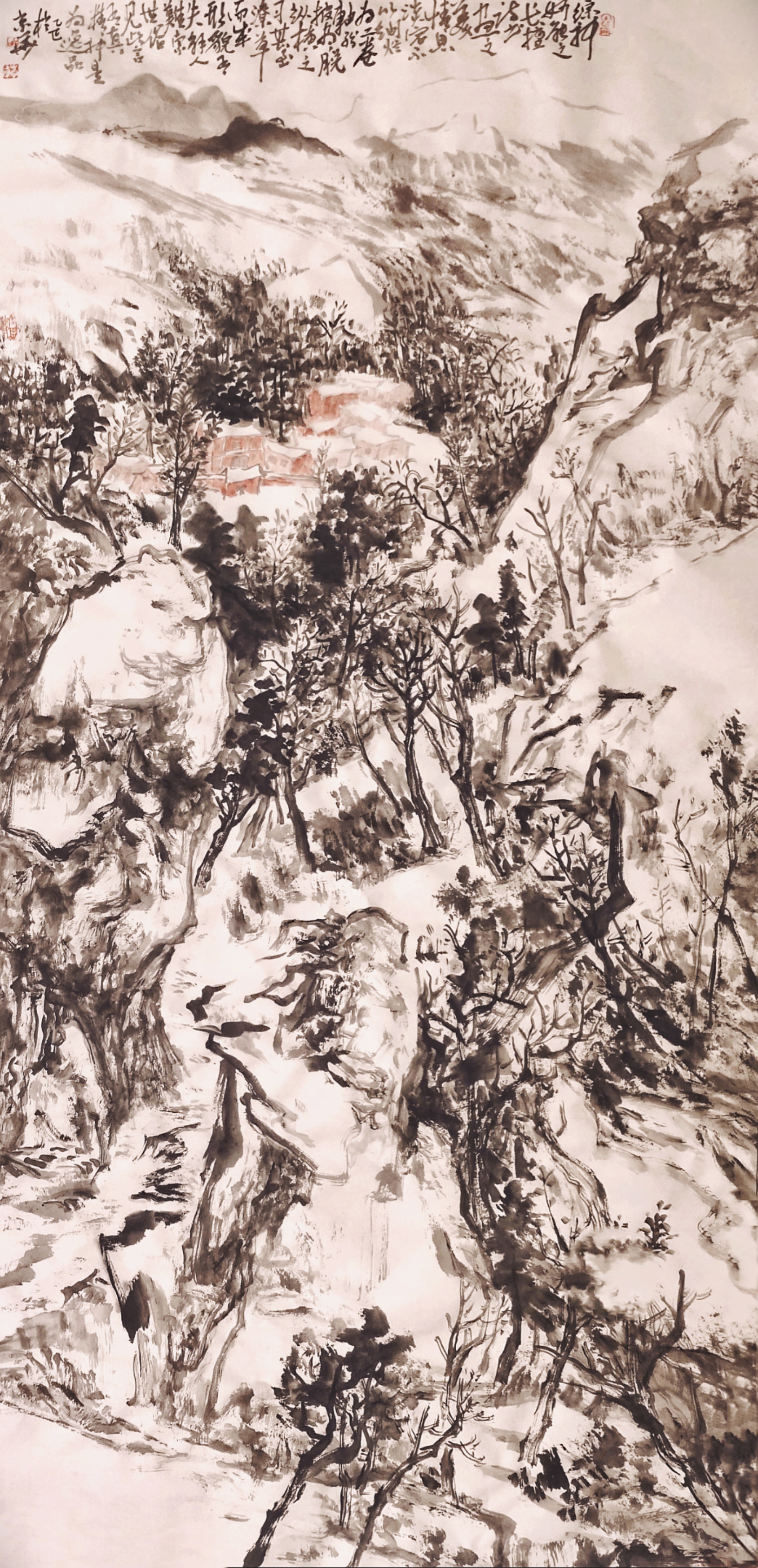 综神、妙、能之長，擅詩、書、畵之美，情思淡宕不以绚烂为工，卷軸纷披，盡脱纵横之习，甚至潦草而成，形貌