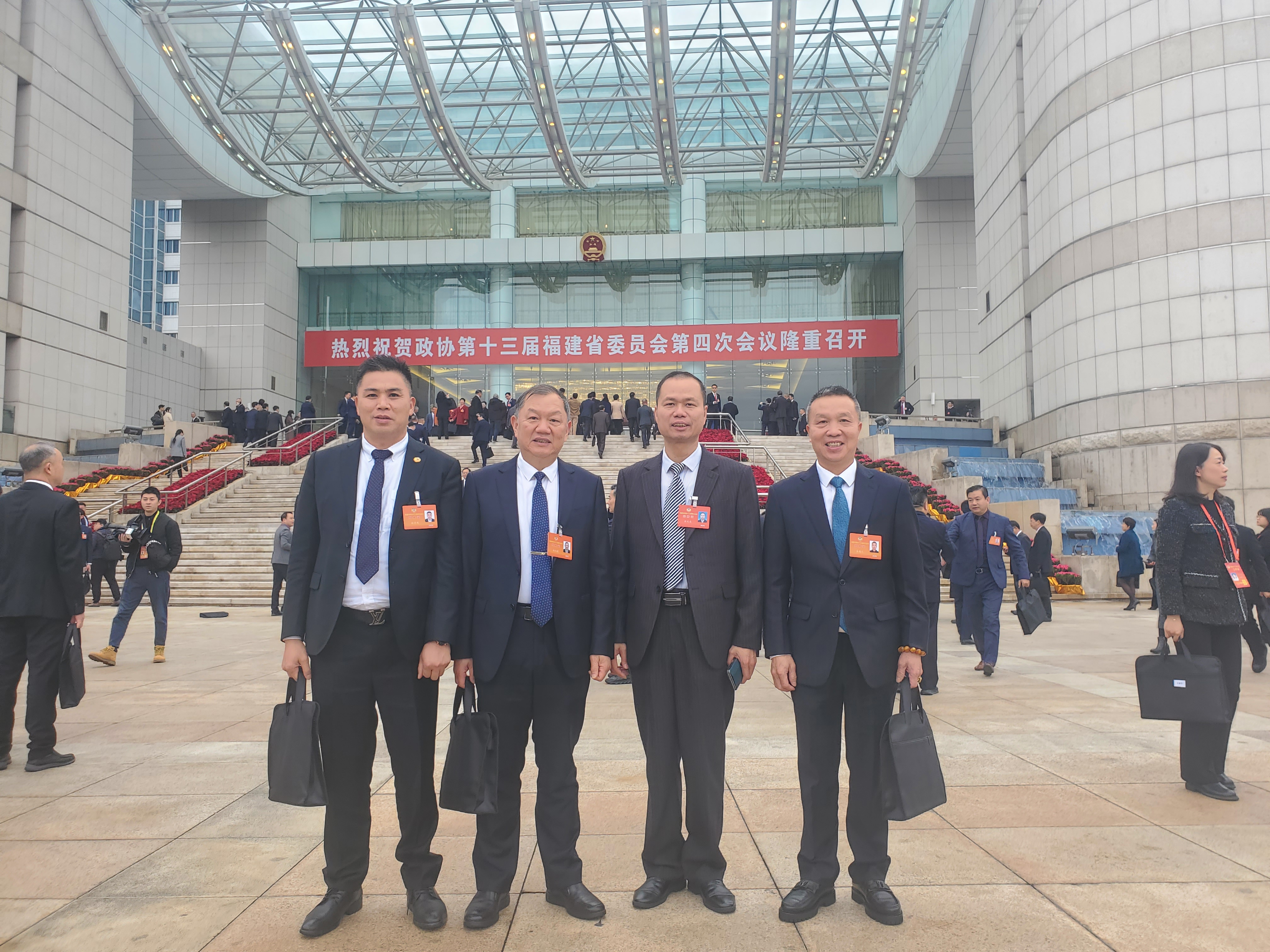 《祝贺中国人民政治协商会议第十三届福建省委员会第四次会议开幕》
      1月26日，中国人民政治