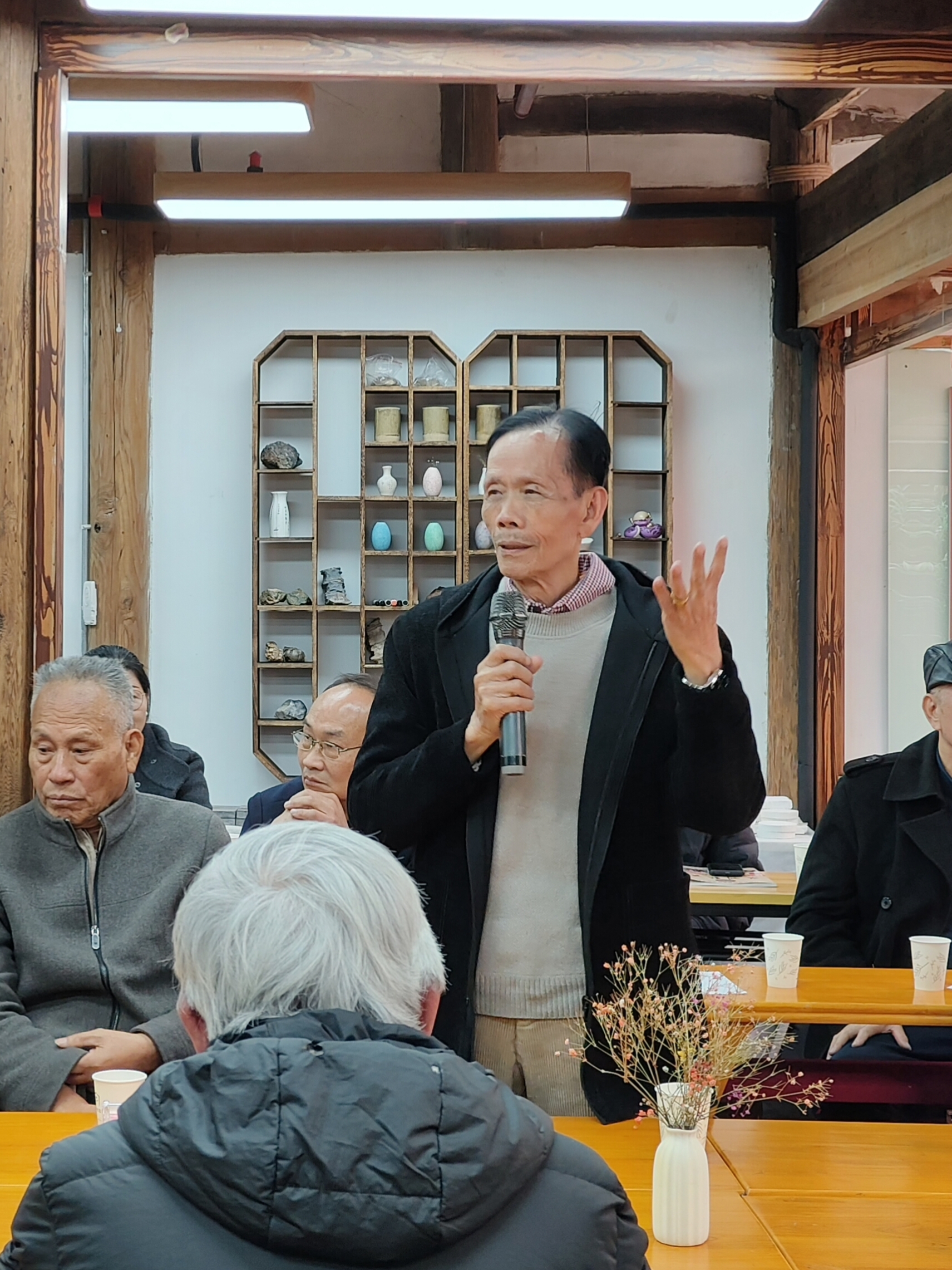 
《参加汉字与姓氏文化交流会暨《张氏源记》新书宣发会》
     2025年1月25日，汉字与姓氏