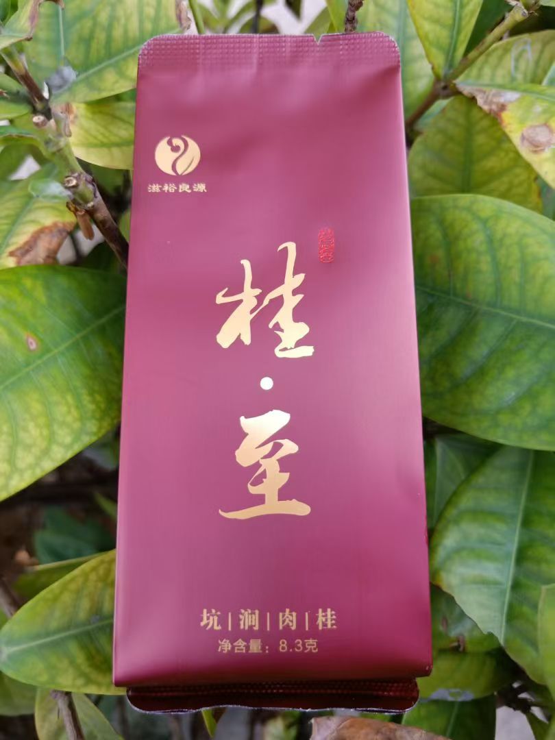 桂·至坑涧肉桂
干茶条索紧结匀整，色泽乌褐油润，干嗅有浓郁的桂皮香，略带花香，冲泡后层次感丰富，释放