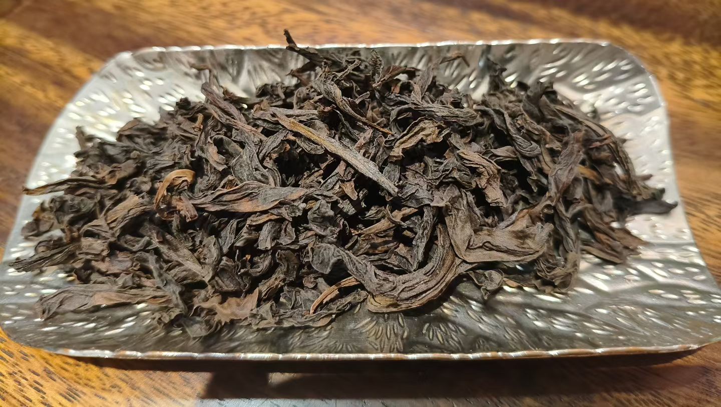 枞·尚百年老枞
幽雅的兰花香为主，伴随着非常明显的青苔，木质，粽叶香，内敛而不张扬，滋味醇，厚，甘，