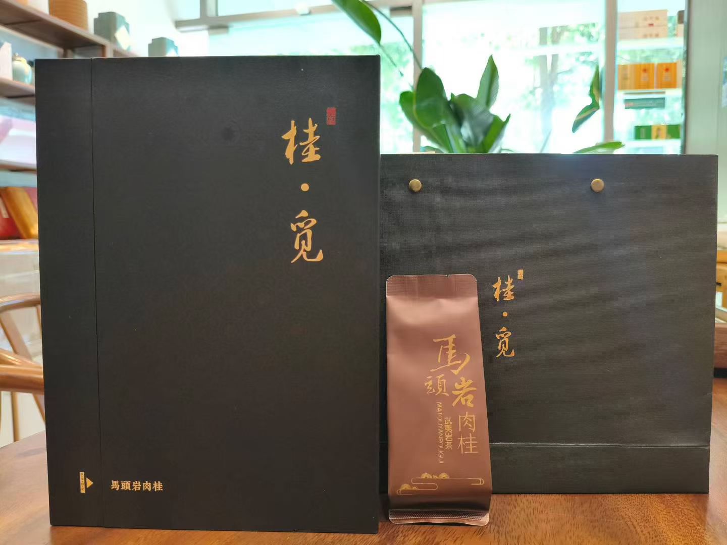 马头岩肉桂
为正岩山场，外形条索紧实，香气馥郁，带有桂皮香，汤色橙黄明亮，茶汤内质丰富，入口细腻，醇