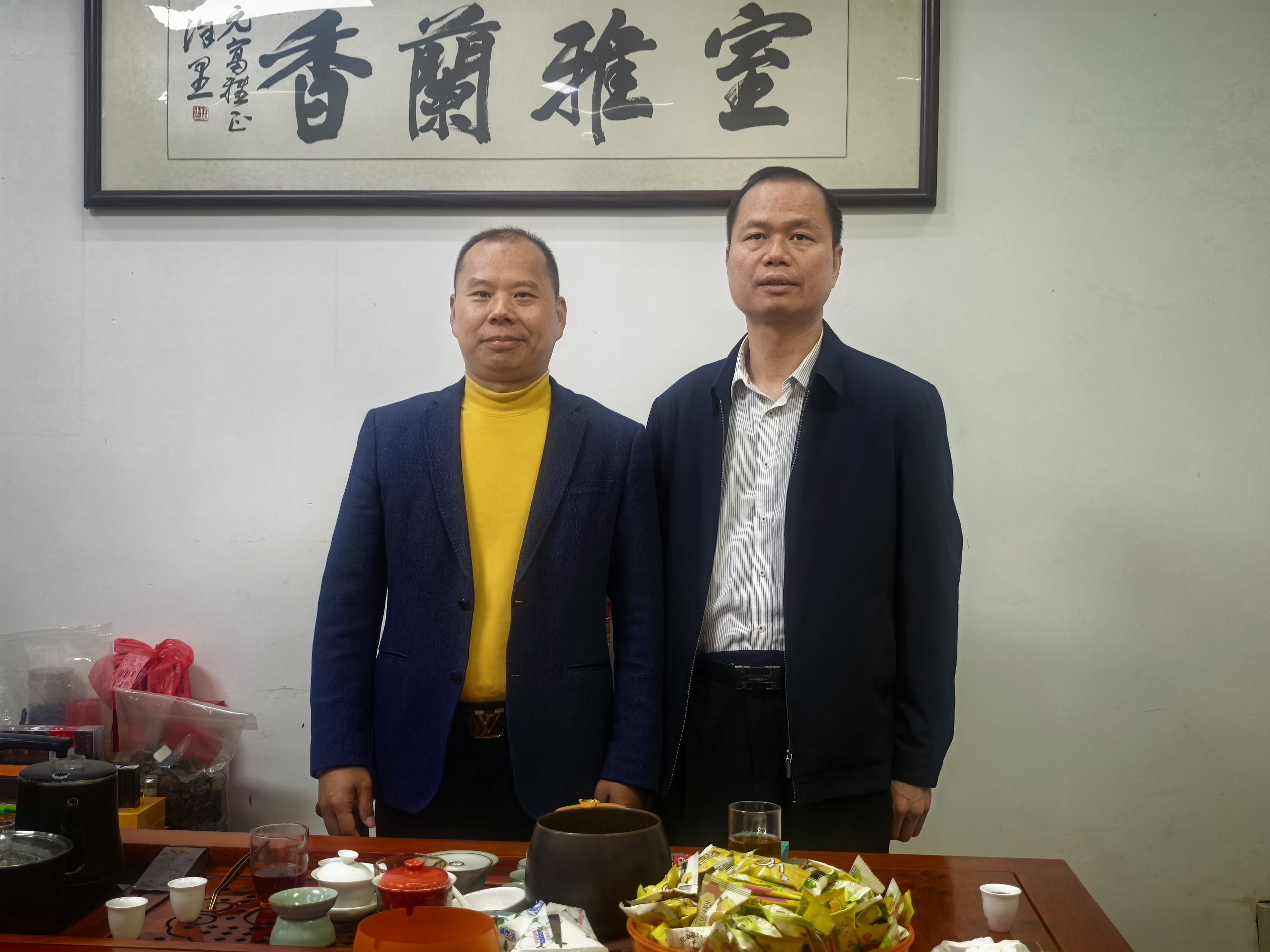 《拜访回乡探亲西藏福建商会领导》
    2月7日，泉州东亮企业刘建军、庄佳鹏，女企业家辜燕燕、雷晓