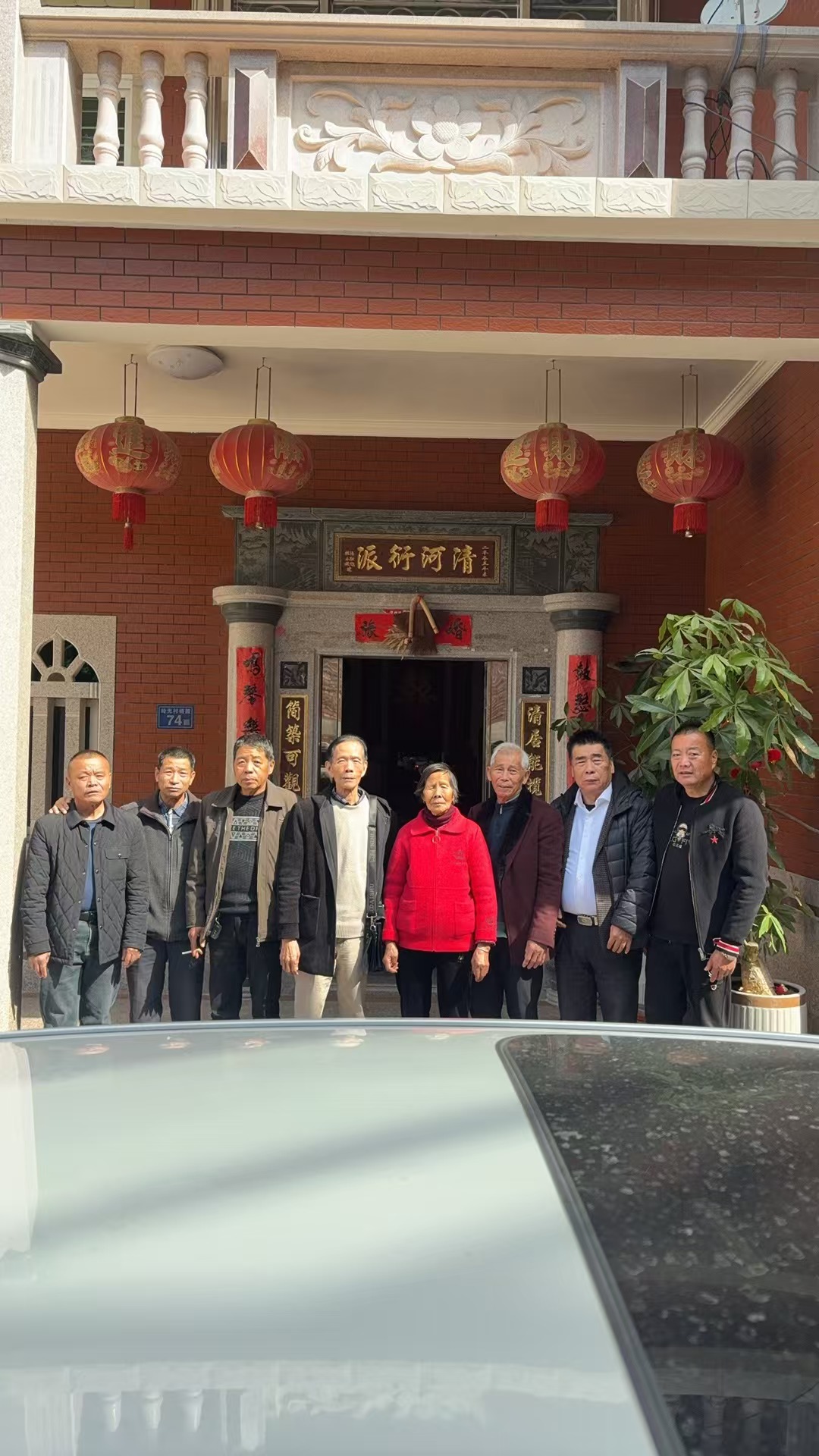 《泉州张氏慰问高龄宗亲》
    2月9日，新春佳节将至，泉州市张氏源流文化交流中心秘书长张选来、常