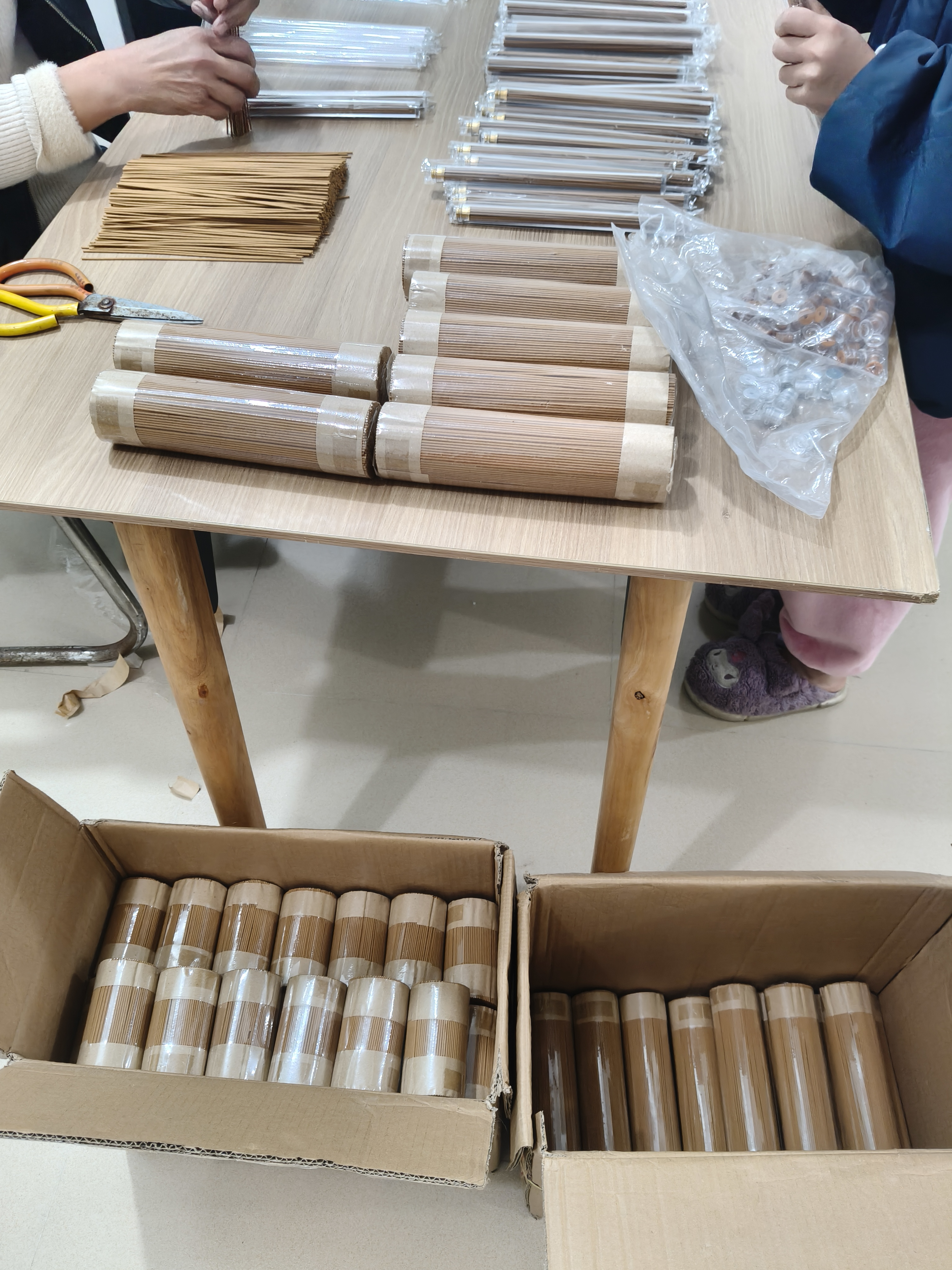 纯天然檀香 无公害味道好闻 先到先得！工人回家过春节今天晚上加班弄！小孩也来帮忙了👍👍👍