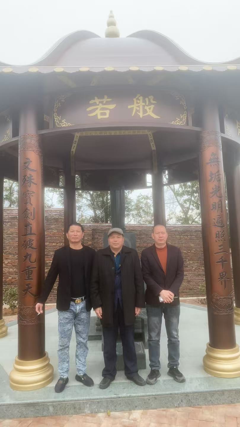 登上九峰望八都，
乌云散去月还孤。
茫茫宇宙人无数，
几个男儿是丈夫。