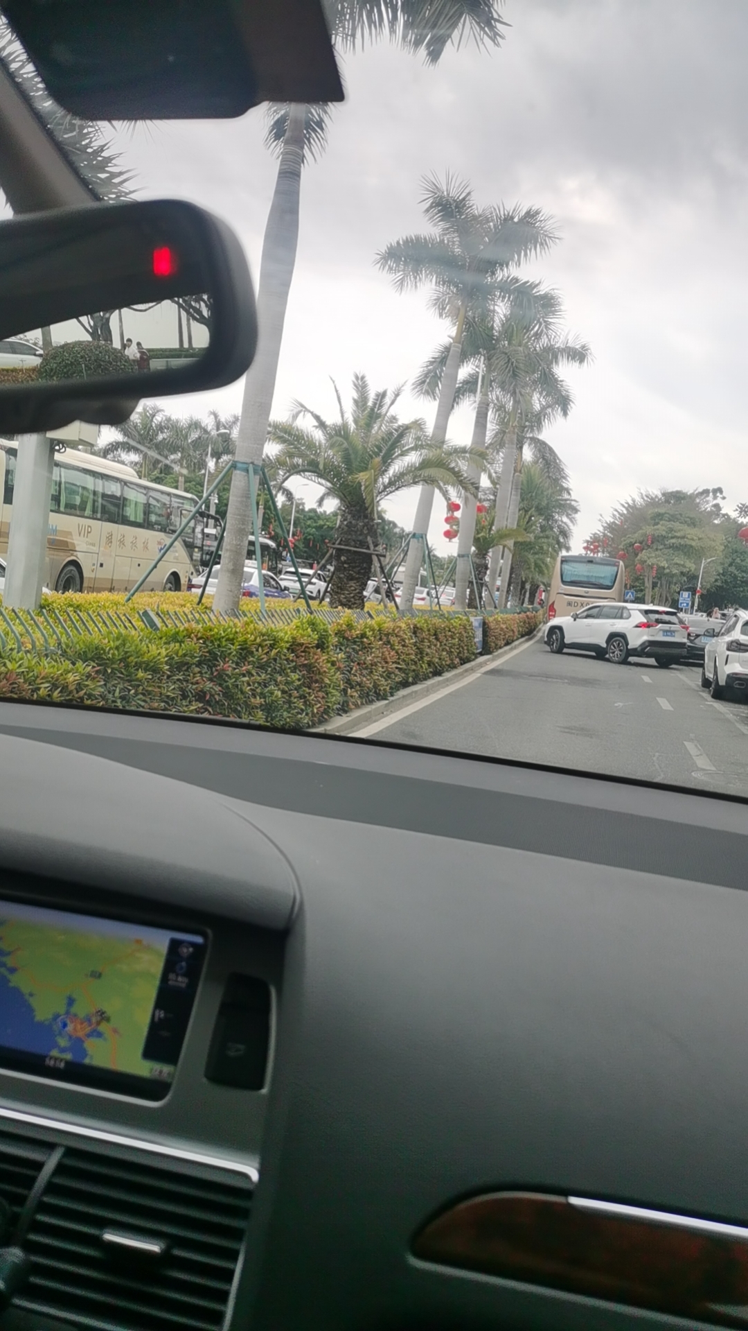 “小时候觉得一年很长，长到可以等一个暑假；长大后才发现，一年短得像一场梦——刚想抓住什么，它已溜向远