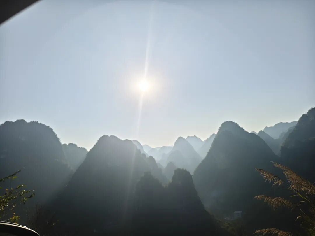 不要恨别人，因为被恨的人没有任何痛苦，而你却遍体鳞伤。恨像一把向内生长的刺，当你握紧它时，被刺痛的只