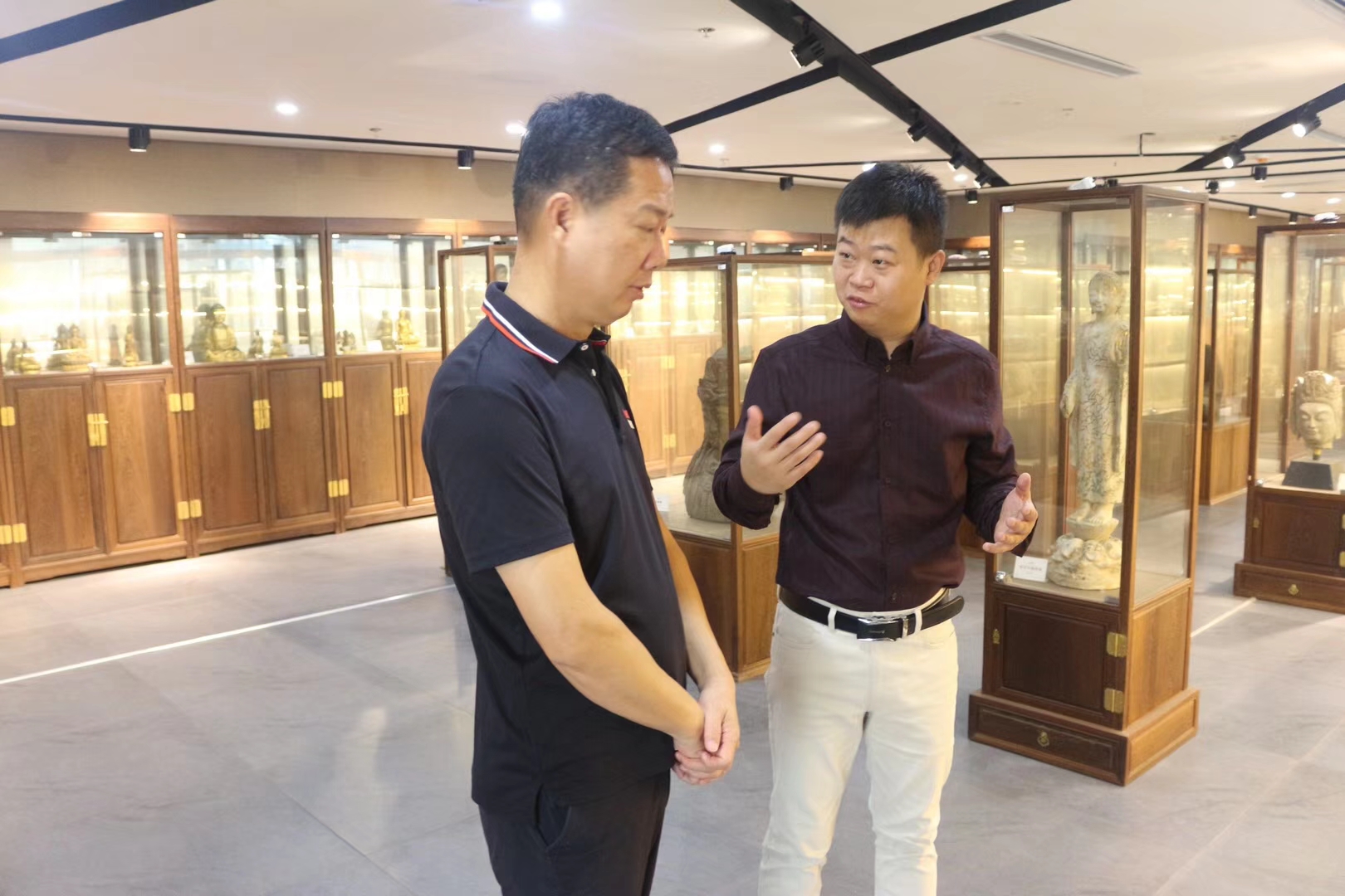 万利达集团董事长吴凯庭先生到张雄网参观考察交流公司市值500多亿。登入漳州首富榜首。