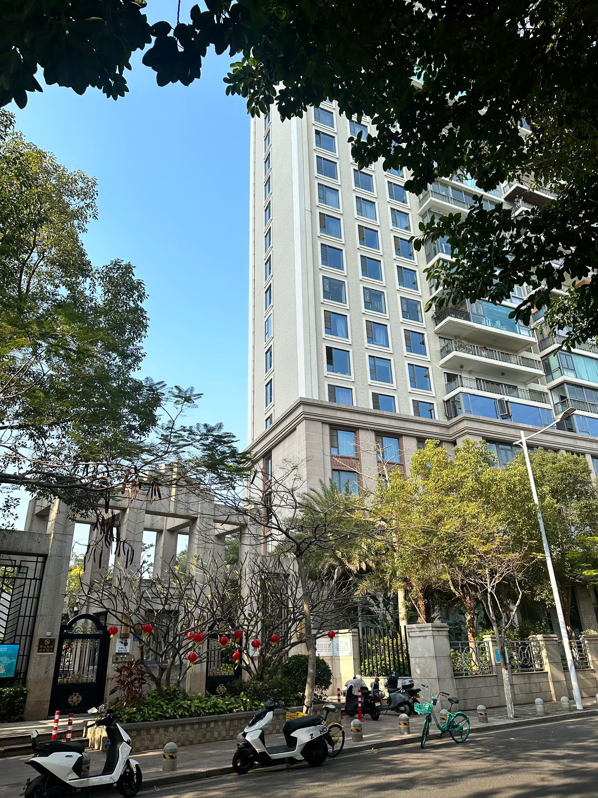 《在242㎡的窗前，私藏一片湖》
湖边水库·融景湾｜晨曦浸透白纱
市场标价944万的纯粹大平层
透过