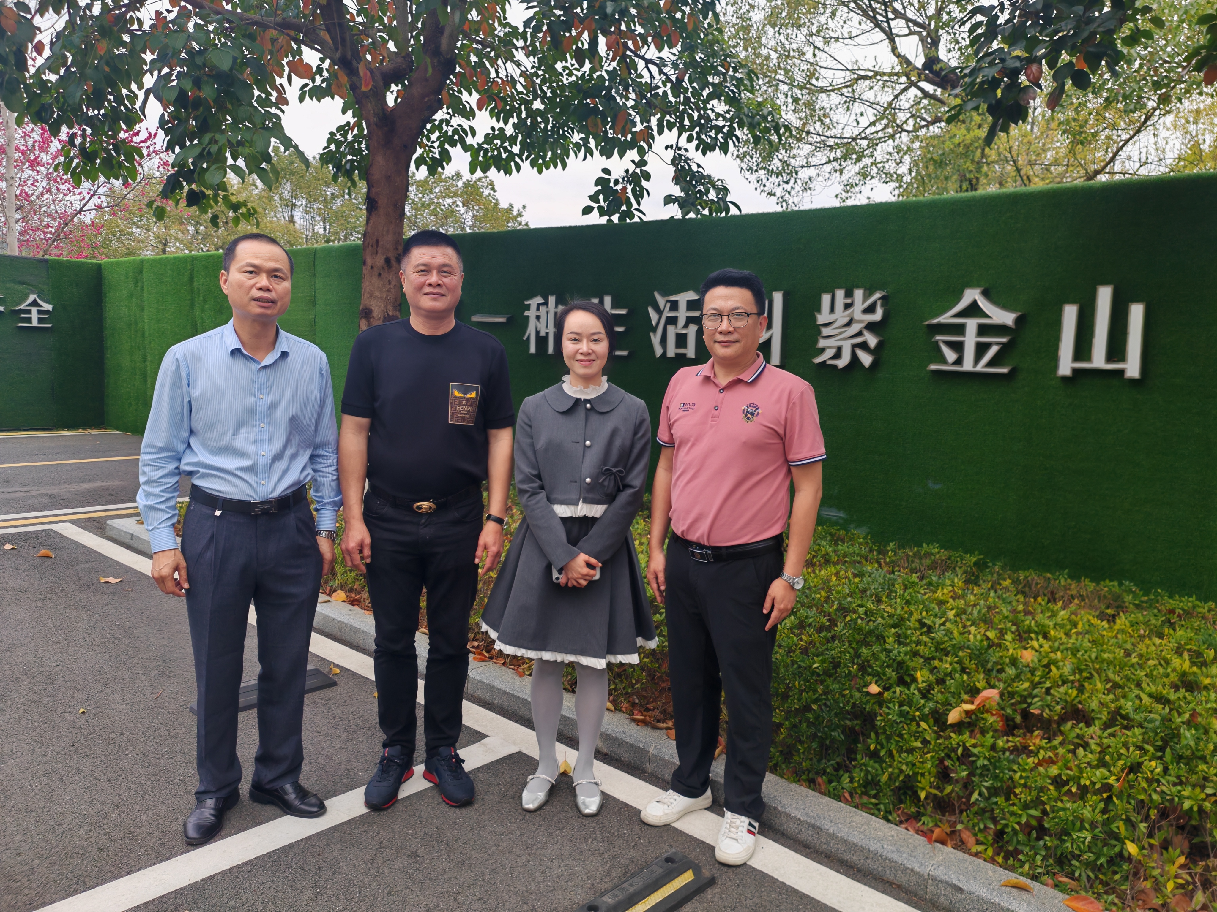 《泉州张氏龙岩参观企业》
     2月25号，泉州市张氏源流文化交流中心执行会长张文飚带队，张东志