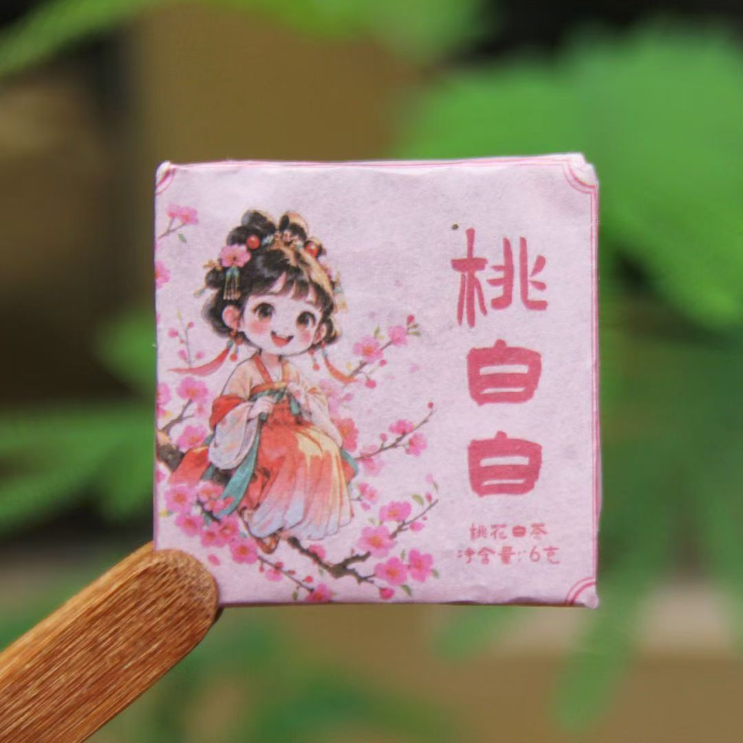 桃白白--桃花➕白茶的浪漫邂逅
桃花：美容养颜的佳口，白茶：清淡幽香，两者搭配，既浪漫又健康的饮品新