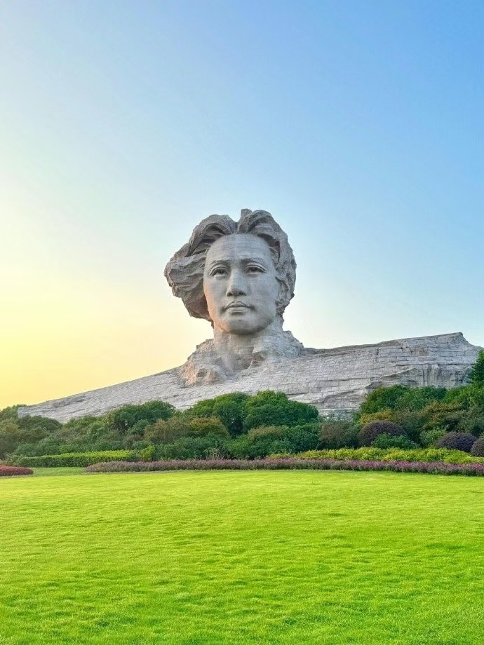 走的慢的人，只要不丧失目标，也比漫无目的徘徊的人走的快。