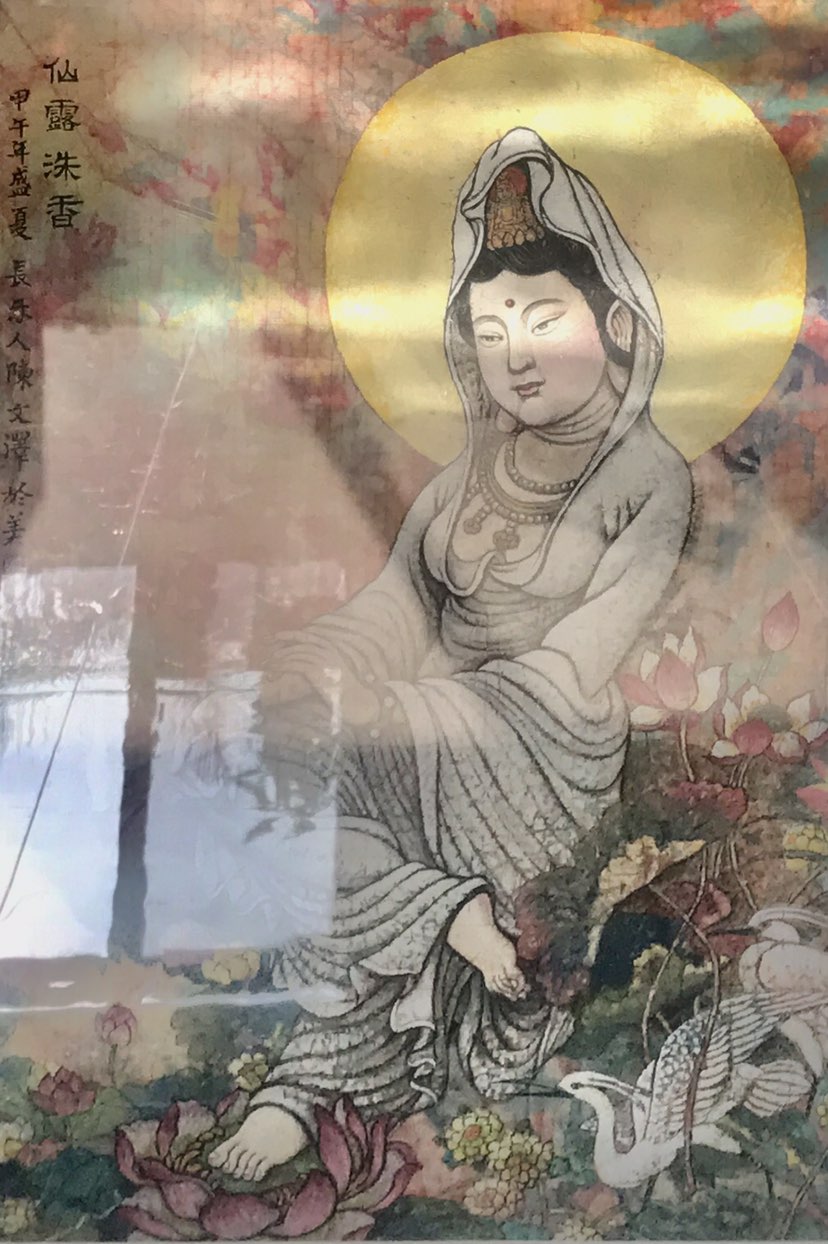 迷茫的当下，多少不知去向的躺平。当晨光不邀射入天窗，奇妙地让整个忧愁的心灵，映出了一道有温度的希望光