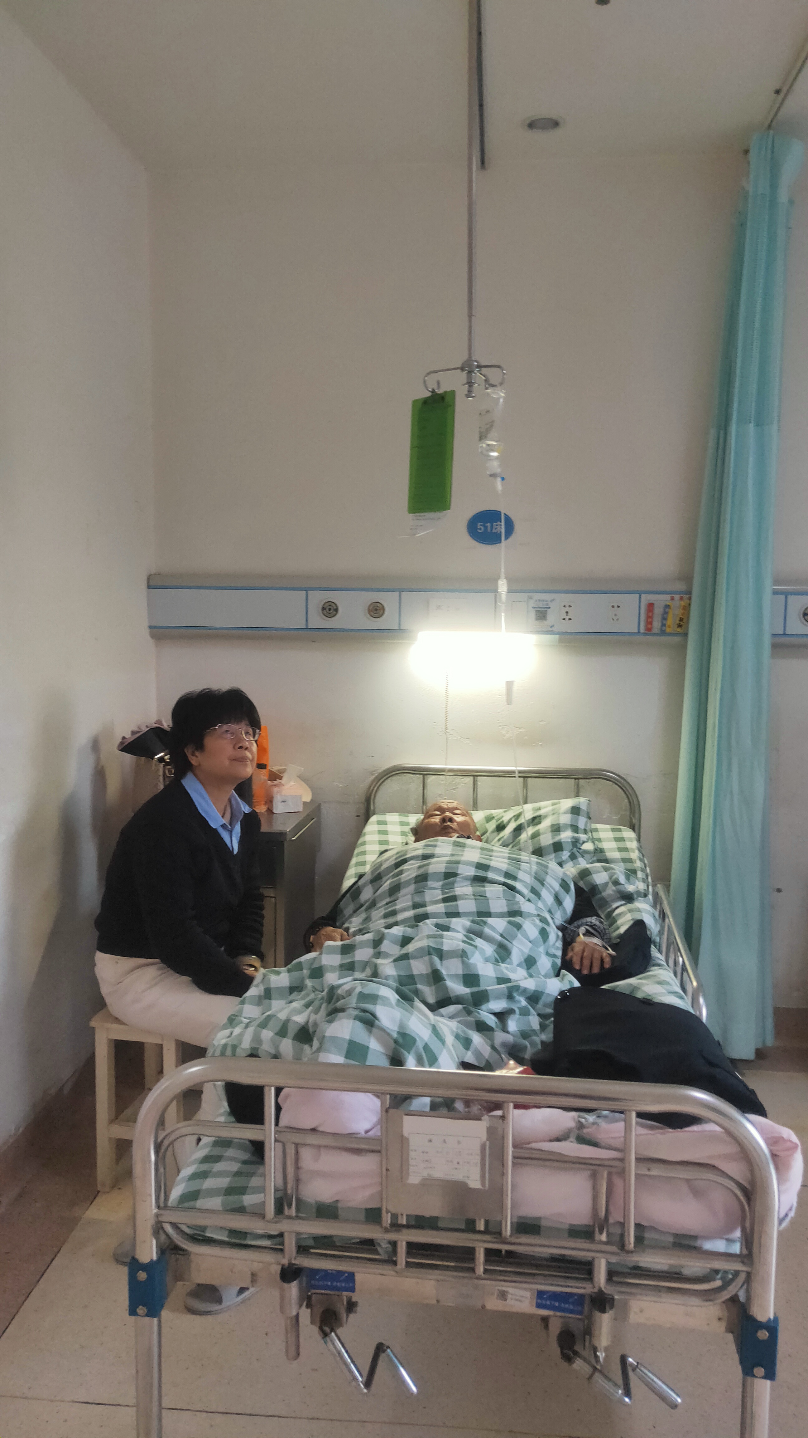 86岁父亲生病了，我这时能做的就是陪伴守护，想想有一次我受伤了，父亲也是这样没日没夜的陪伴，此情此景