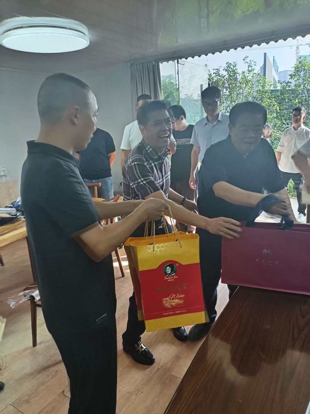不管你卖什么
都会有顾客觉得贵
奔驰很贵，开的人越来越多
夏利很便宜，已经停产了
为什么
因为你需要