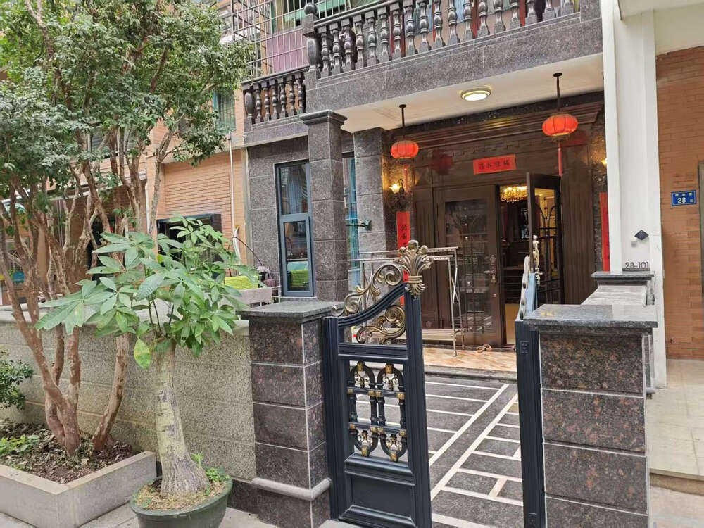 【源昌豪庭一期 一楼楼中楼｜公司10周年 安全交付保障】
出大门就是学校🚸，地铁口200米🚇，生活买