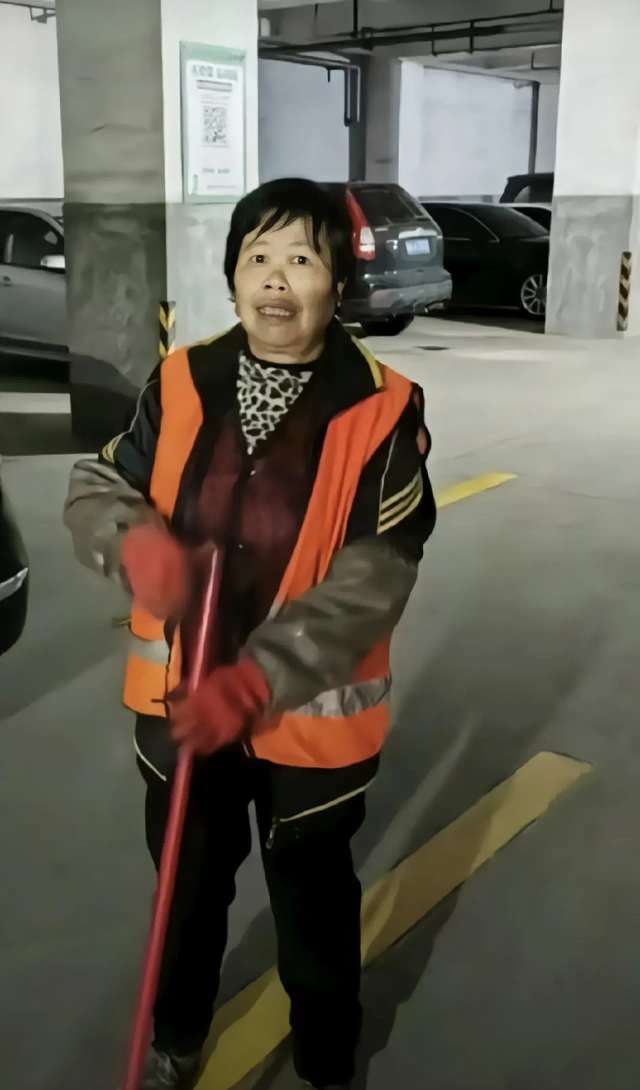 今天在地下车库。这位大妈。赶紧问下大妈。是来体验生活的吗？