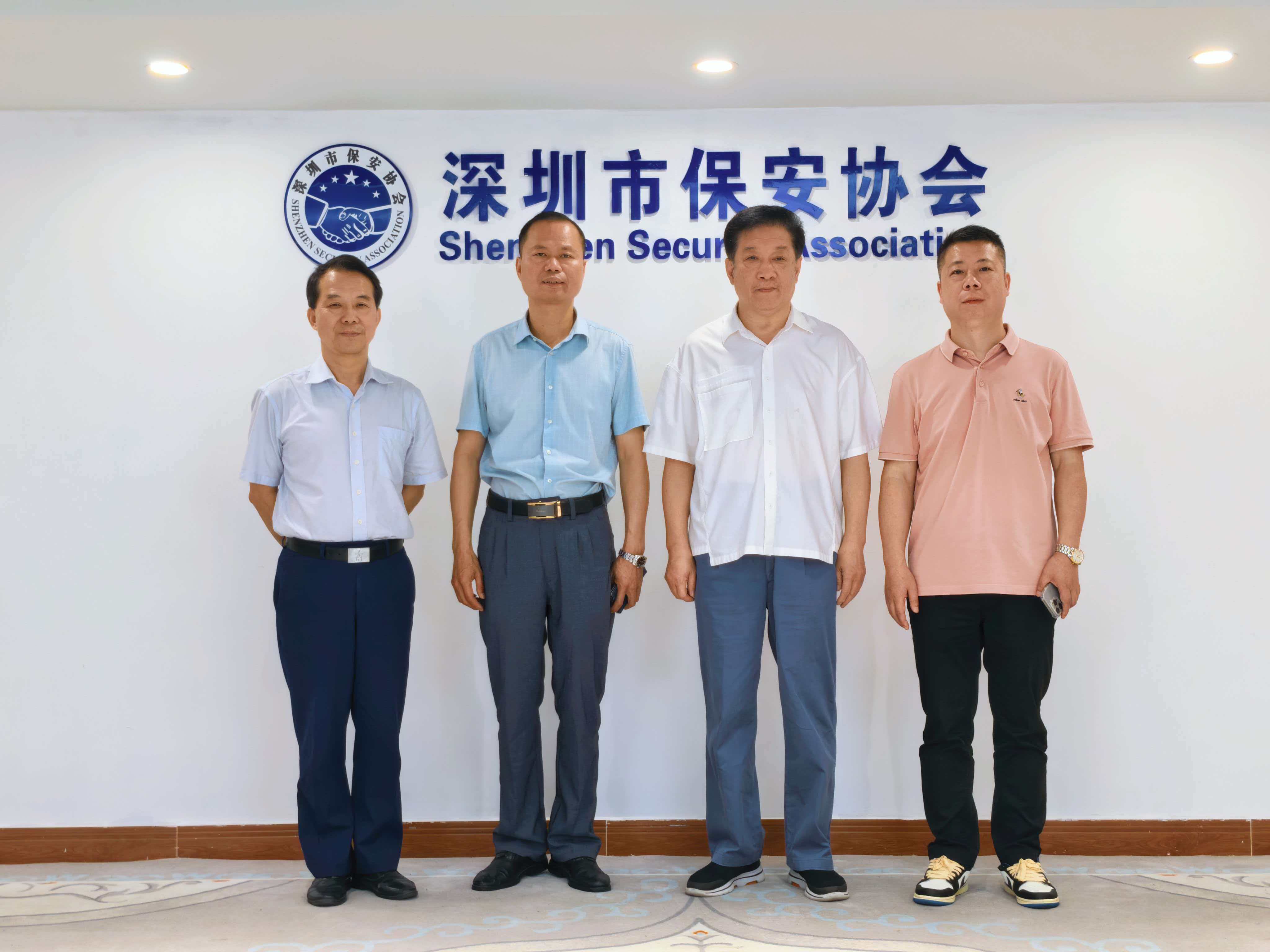 《拜访深圳市保安协会》
     4月22号，泉州东亮企业刘建军，郭昱廷，福建省海峡两岸经济发展联合
