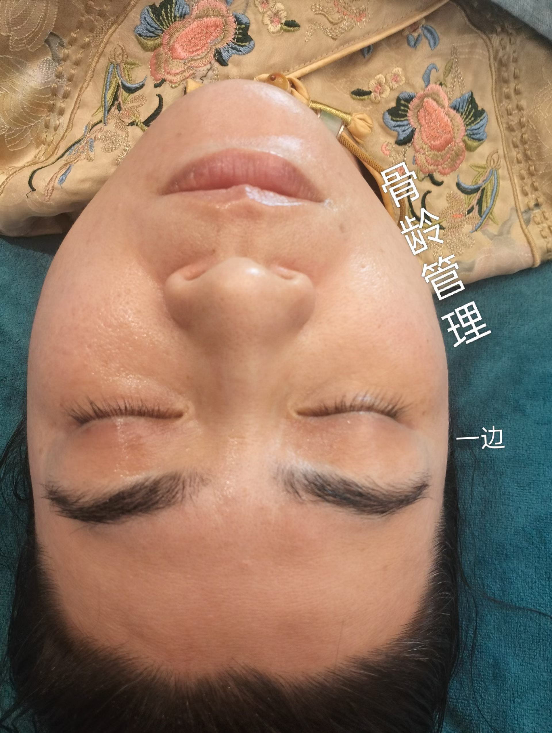 阿布依洛骨龄管理｜
半边见真章，轮廓向上的生命力。
骨相正，则面部紧。这一刻的紧致，是岁月的反向操作