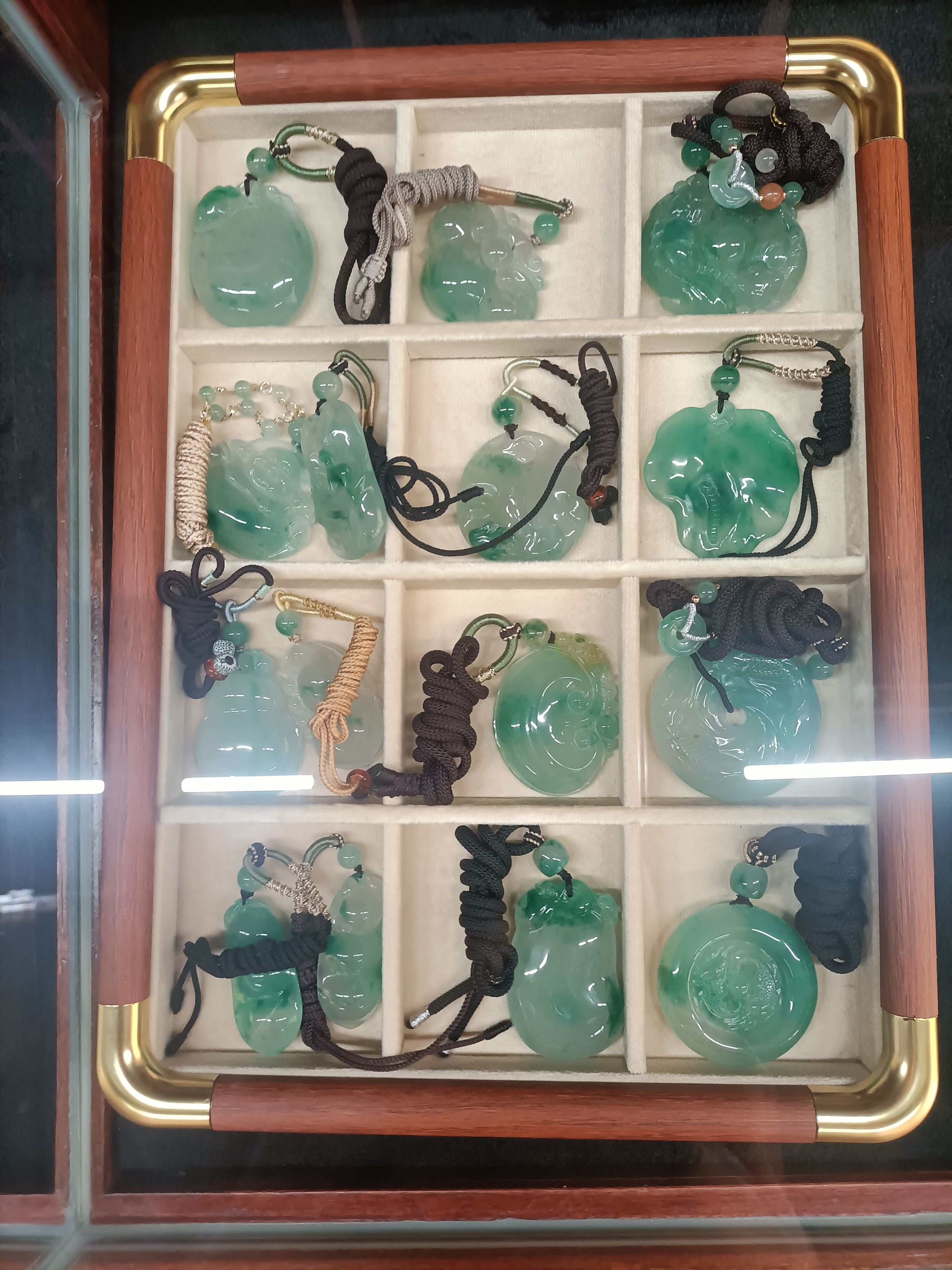 朋友新店开业，各种款式非洲翠价廉物美，欢迎选购！地址华美空间店。