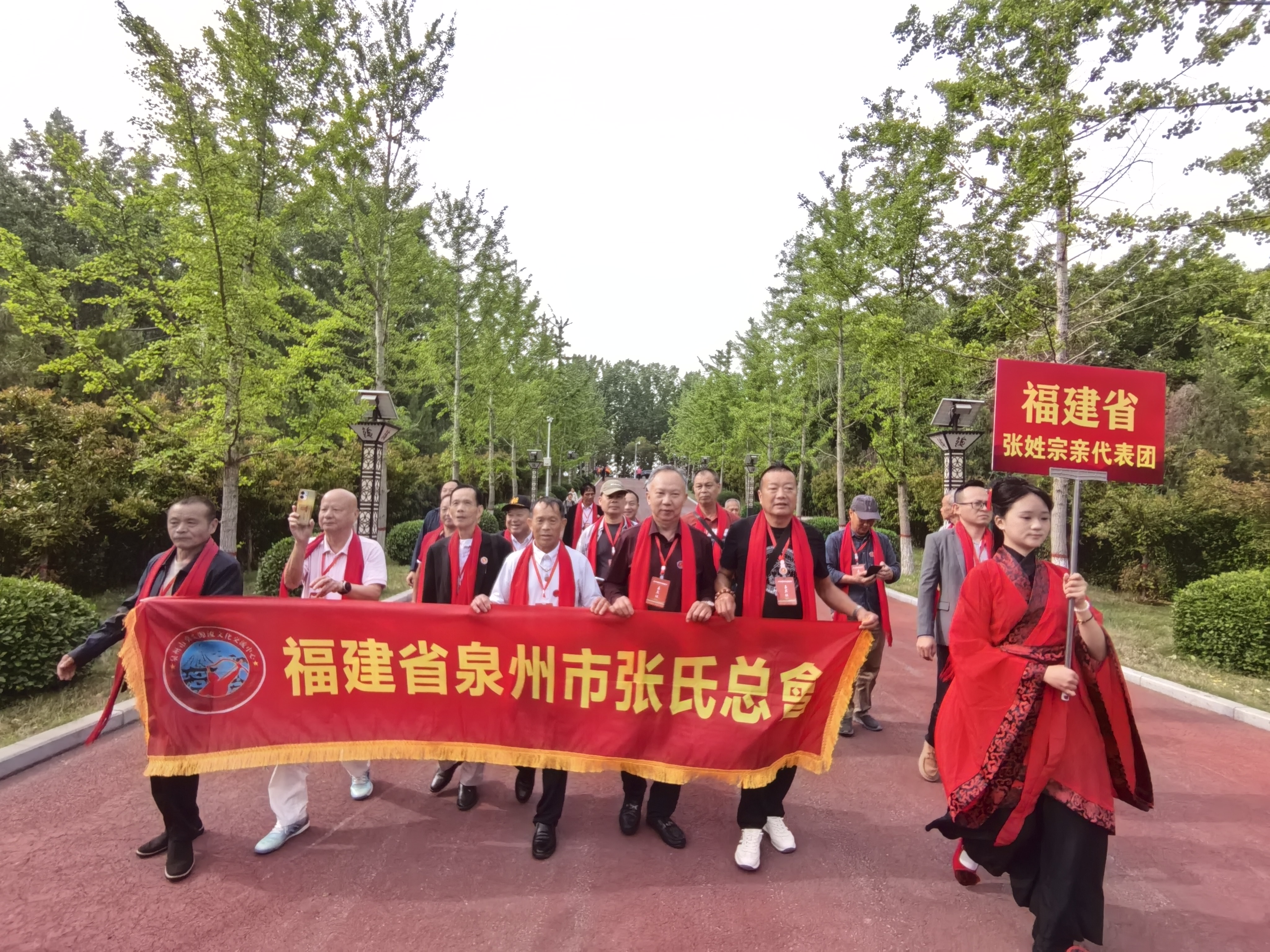 《泉州组团参加濮阳举办的张氏祭祖活动》
    4月27—28日，中华张姓濮阳宗亲联谊会在河南濮阳·