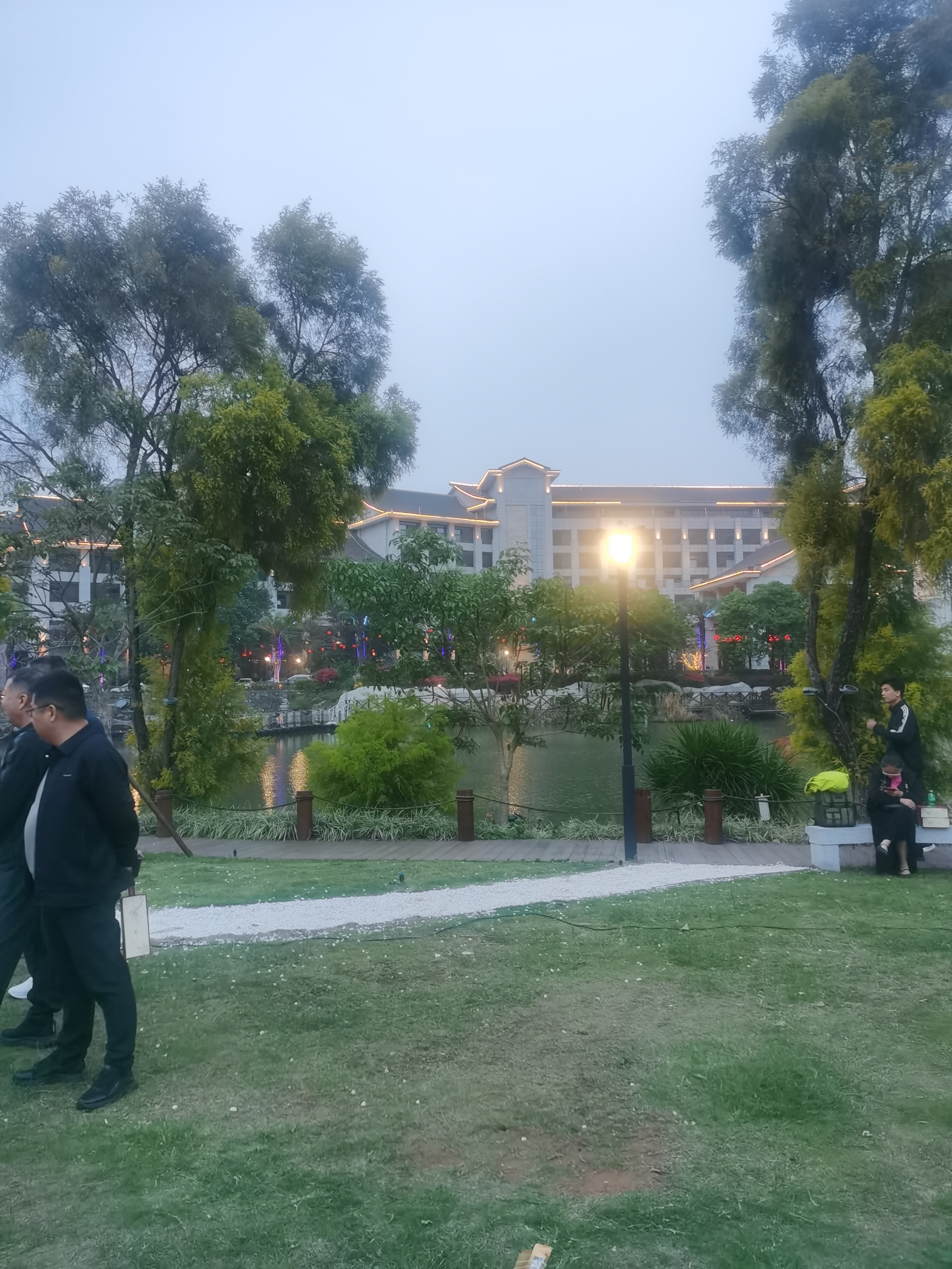 不必强求所有事都尽如人意，不必纠结所有结局都尽善尽美，允许花开花落，允许人来人往，允许世事无常，才是