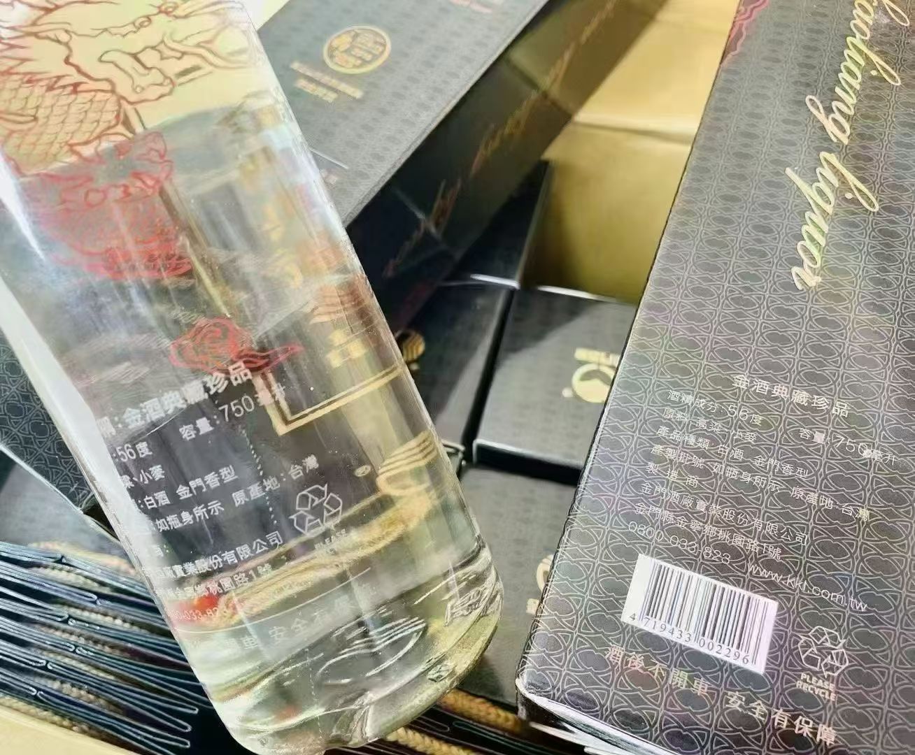 酒中贵族
金门典藏大红龙～典藏珍品
56度750毫升，一箱12瓶。
严选窖藏各式优质陈年酒基，以酒勾