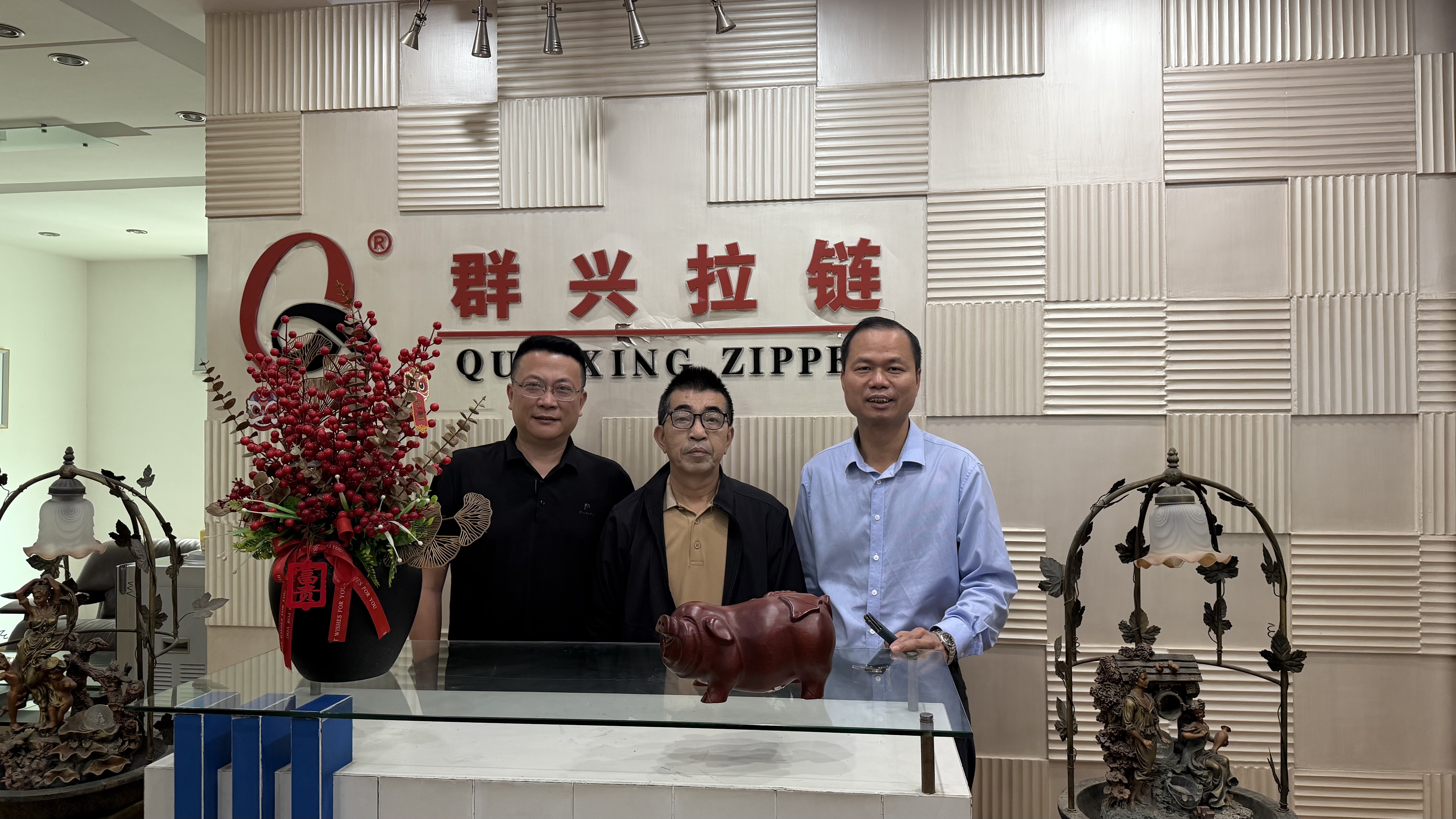 《到晋江群兴拉链参观》
    5月9号，泉州东亮企业杨志勇，福建省海峡两岸经济发展联合会张文亮到了
