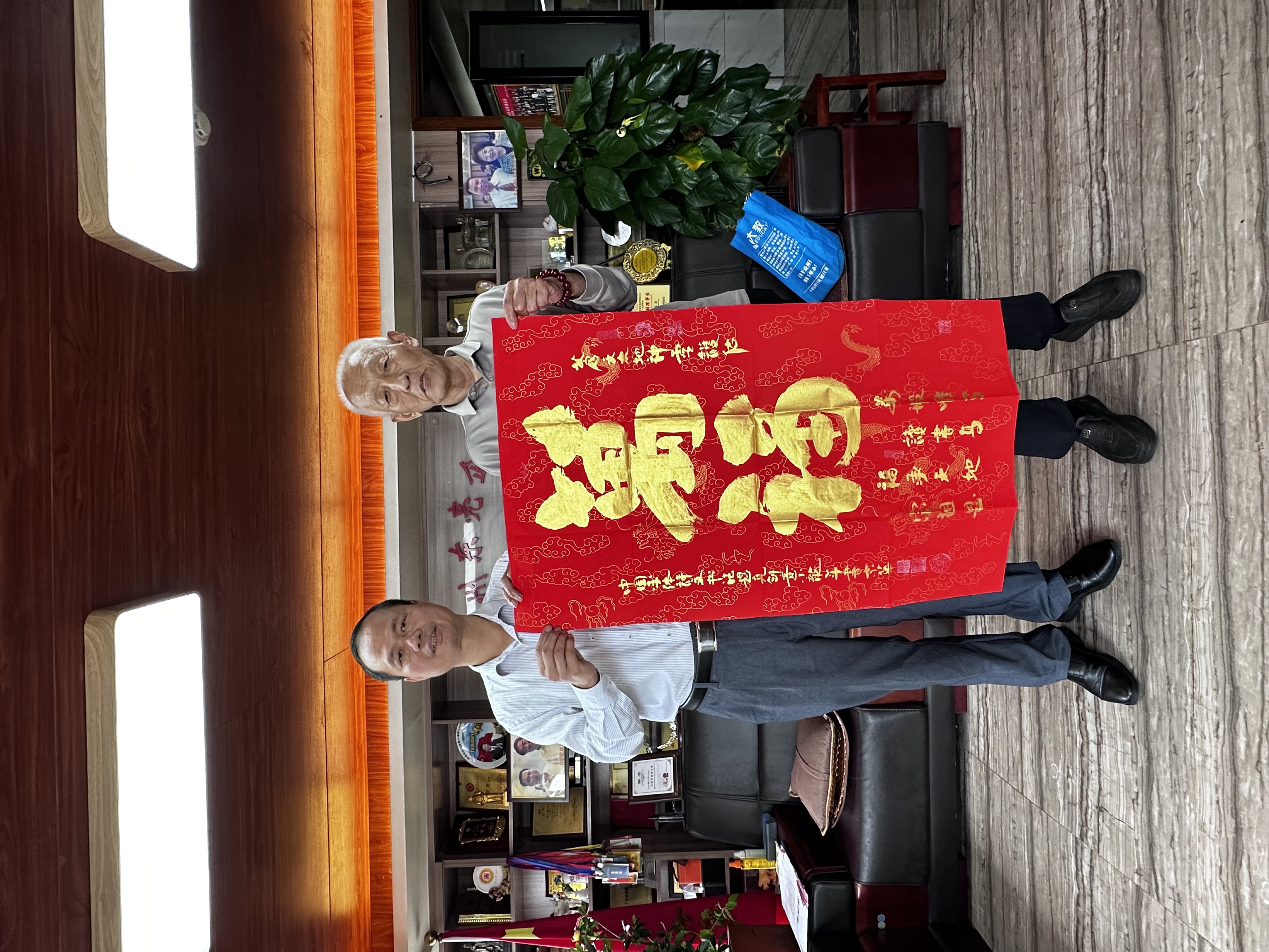 《书画家协会走访泉州》
     5月10号，中国书画家协会副主席李恩亮一行到了泉州采风，应泉州市张