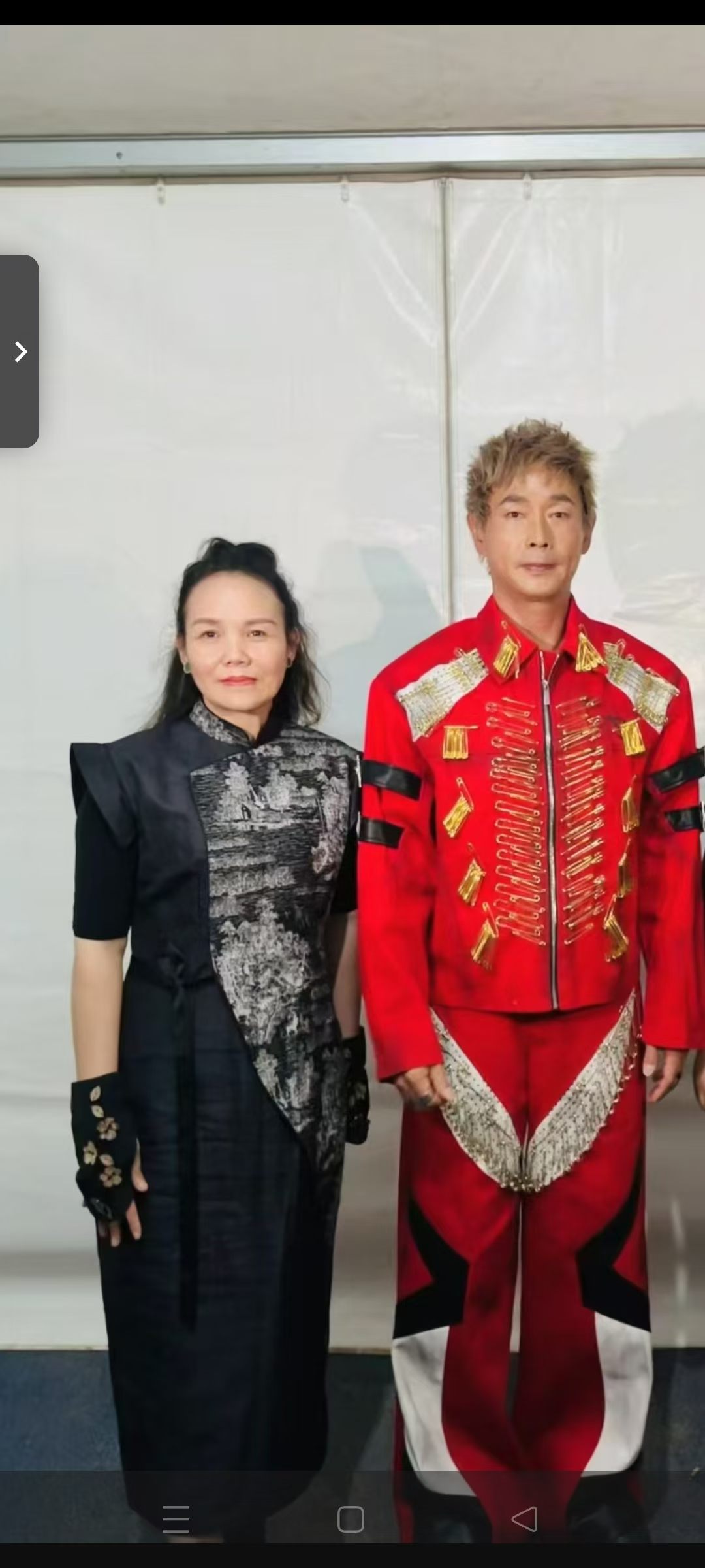 阿布依洛分享
年少时听不懂的歌，如今现场听到，再同框合影，是青春最好的收尾。
​耳机里的人，终于在眼