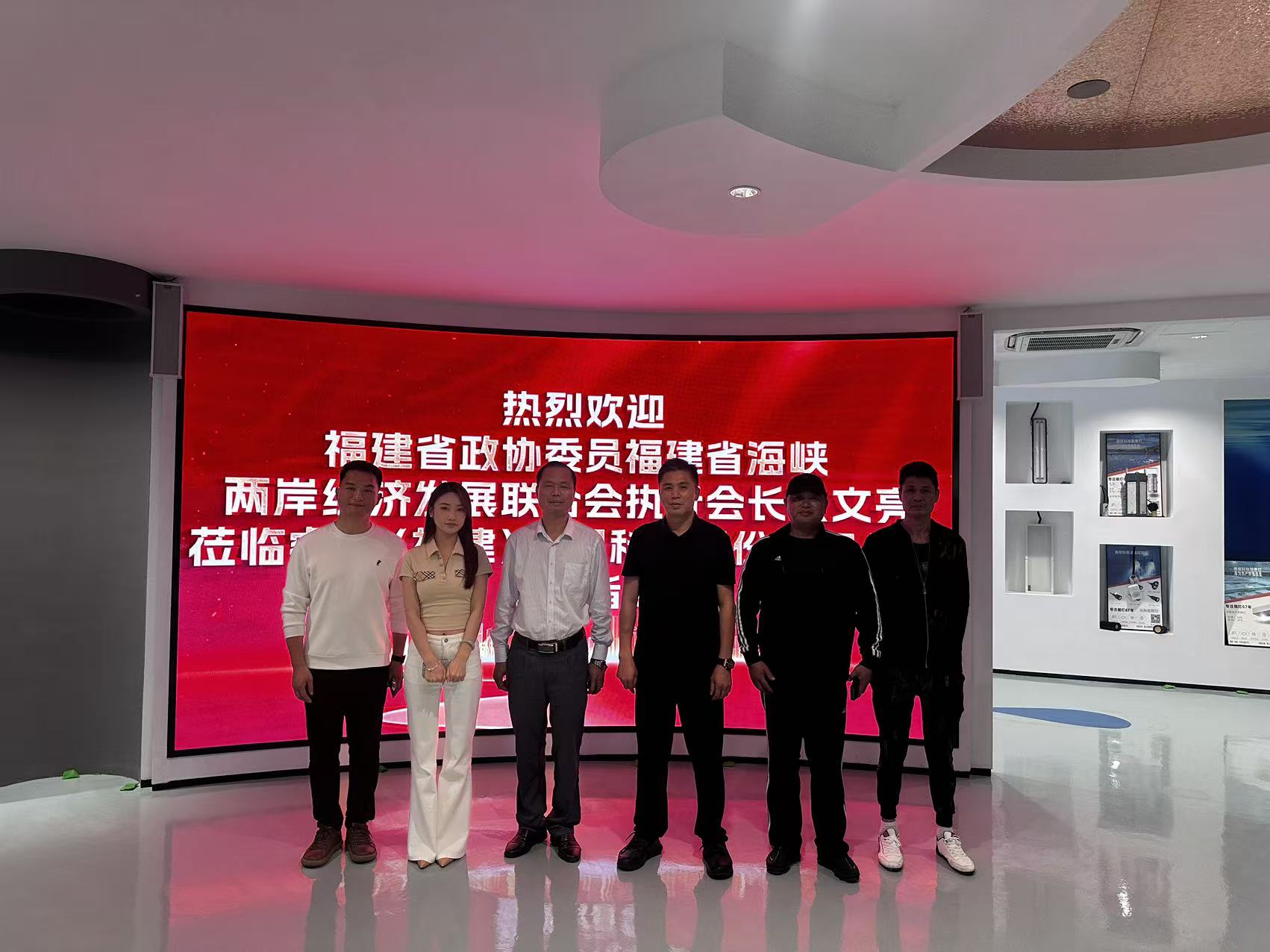 《平潭参观企业》
    5月10号，泉州东亮企业郭昱廷，黄尹衫，福建省海峡两岸经济发展联合会，泉州