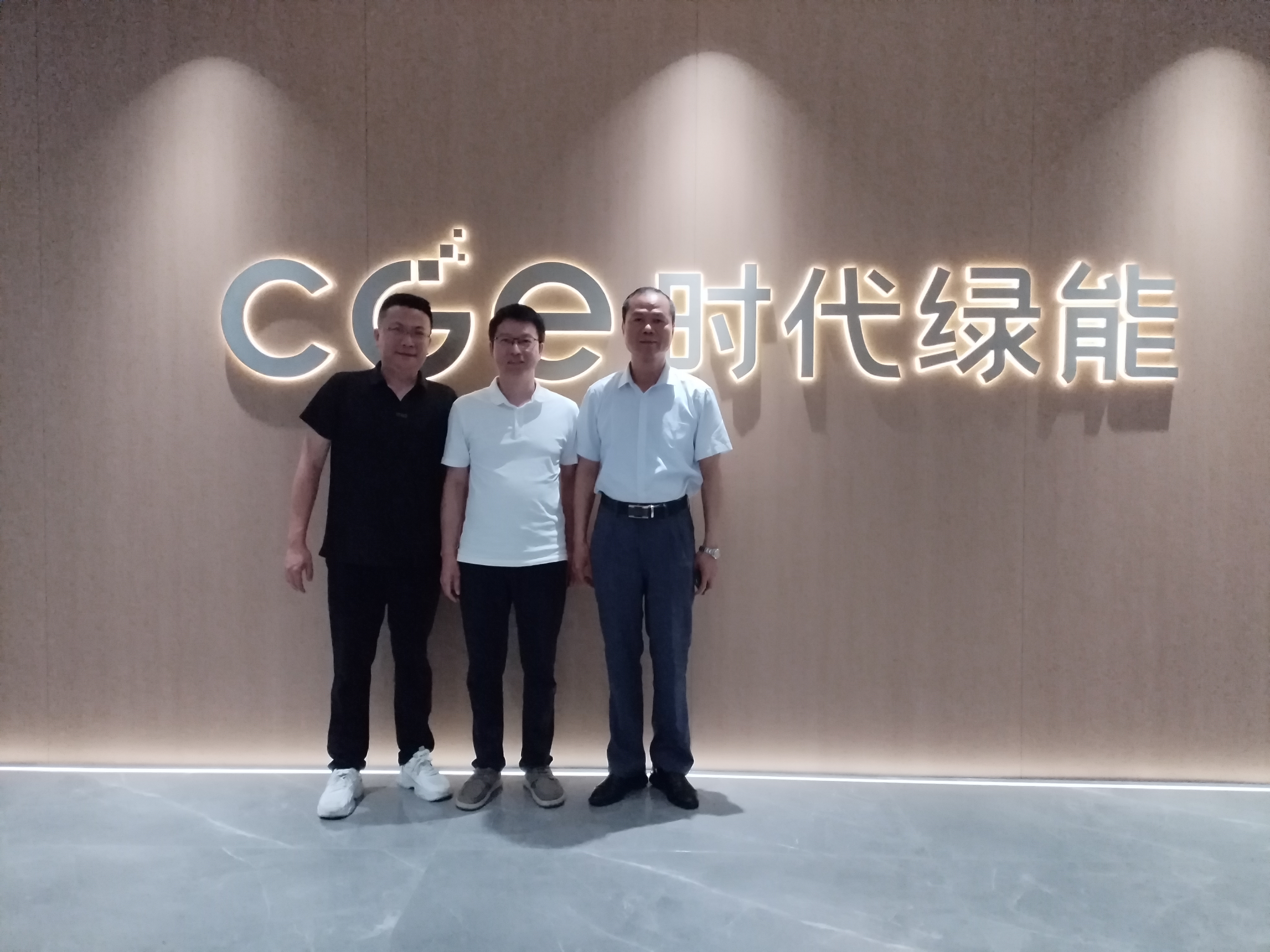 《赴宁德时代参观》
    5月12号，泉州东亮企业杨志勇，黄尹衫，福建省海峡两岸经济发展联合会，泉