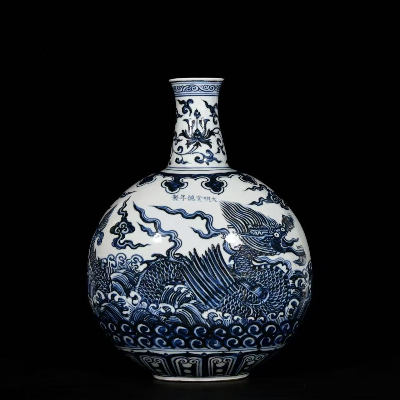 明宣德官窑顶级重器
青花海水龙纹扁瓶（也叫抱月瓶）