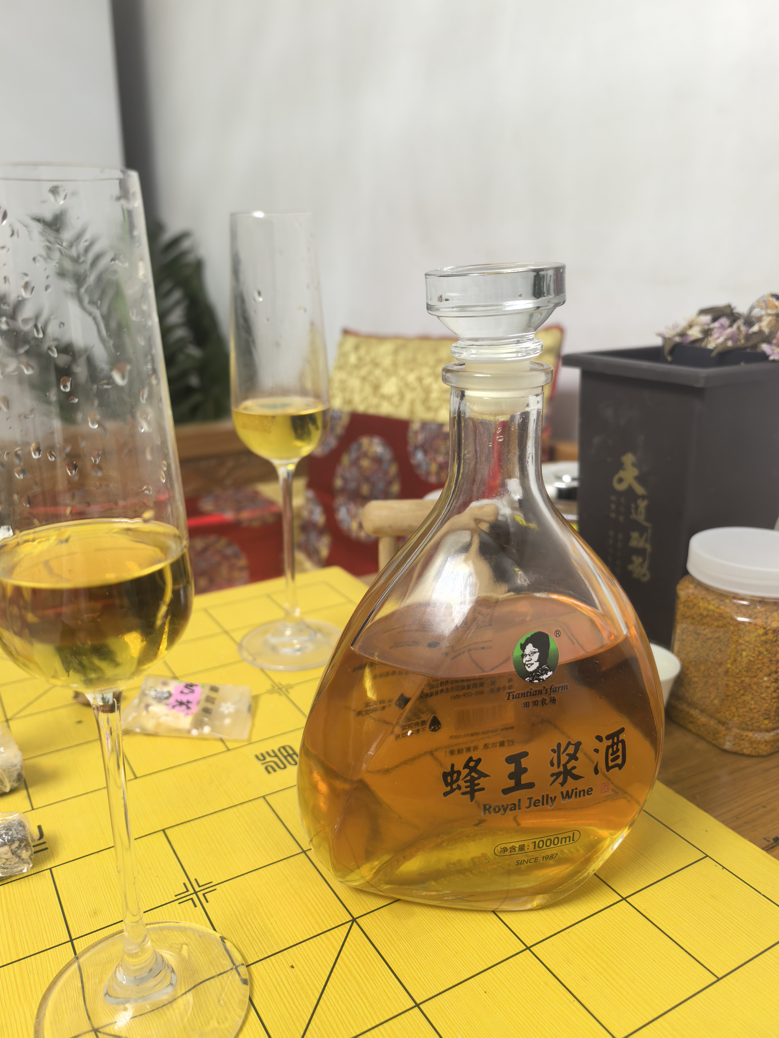品东方XO蜂王浆酒
        史淑瑞

东方美酒蜂王浆，
琼浆玉液唇齿香。
丝滑入怀灵魂醉，
