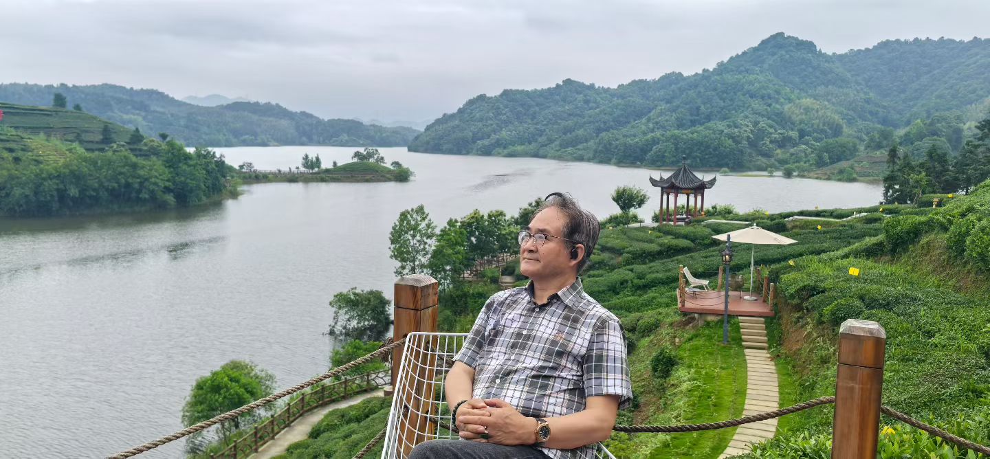 时维清和，偕政协书画诸公赴皖采风。西登大别，东游徽里，山水两境，文脉兼收。
 
大别雄踞皖西，峰峦苍