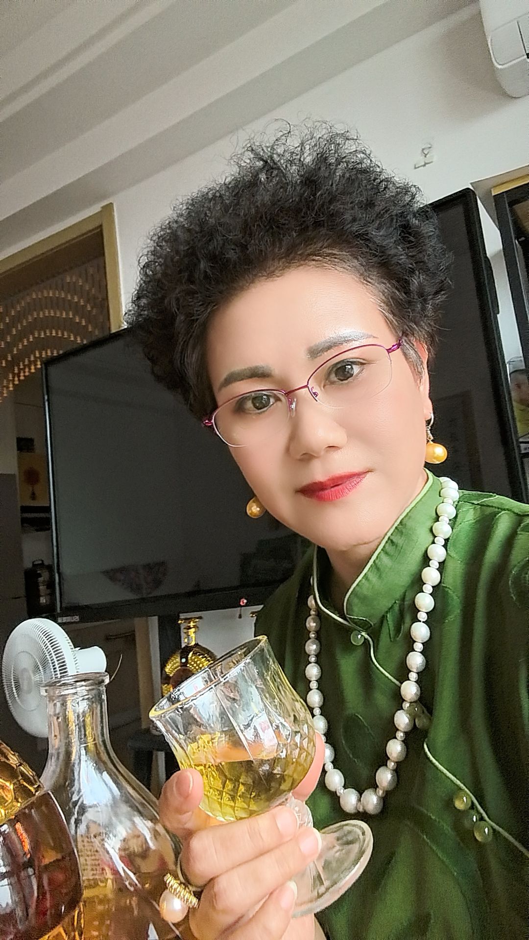 即得商城的蜂王浆酒花粉蜂蜜，
我吃的好几年了，的确可以抗衰老，还能塑形减肥