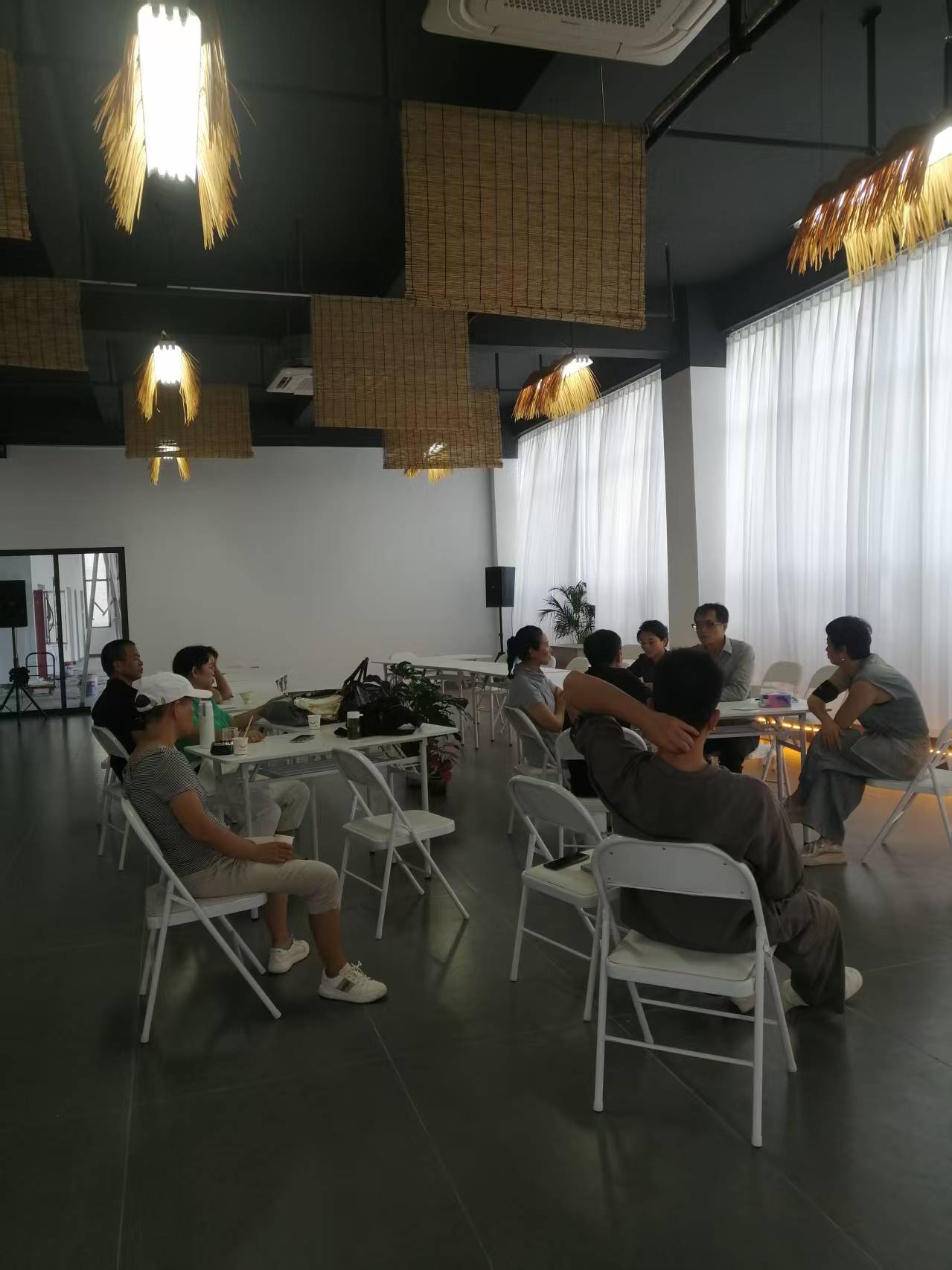 🌿 和一群人围坐聊天，不靠头衔、不靠身份，就靠一句话能接住、一个观点能聊深、一个眼神能懂彼此。原来真