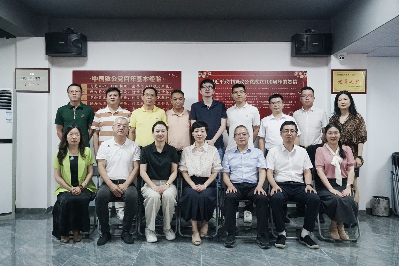 《参加丰泽区致公党活动》
    7月1日下午，致公党泉州市委会主委洪奕蓉带队赴丰泽区开展“参政为公