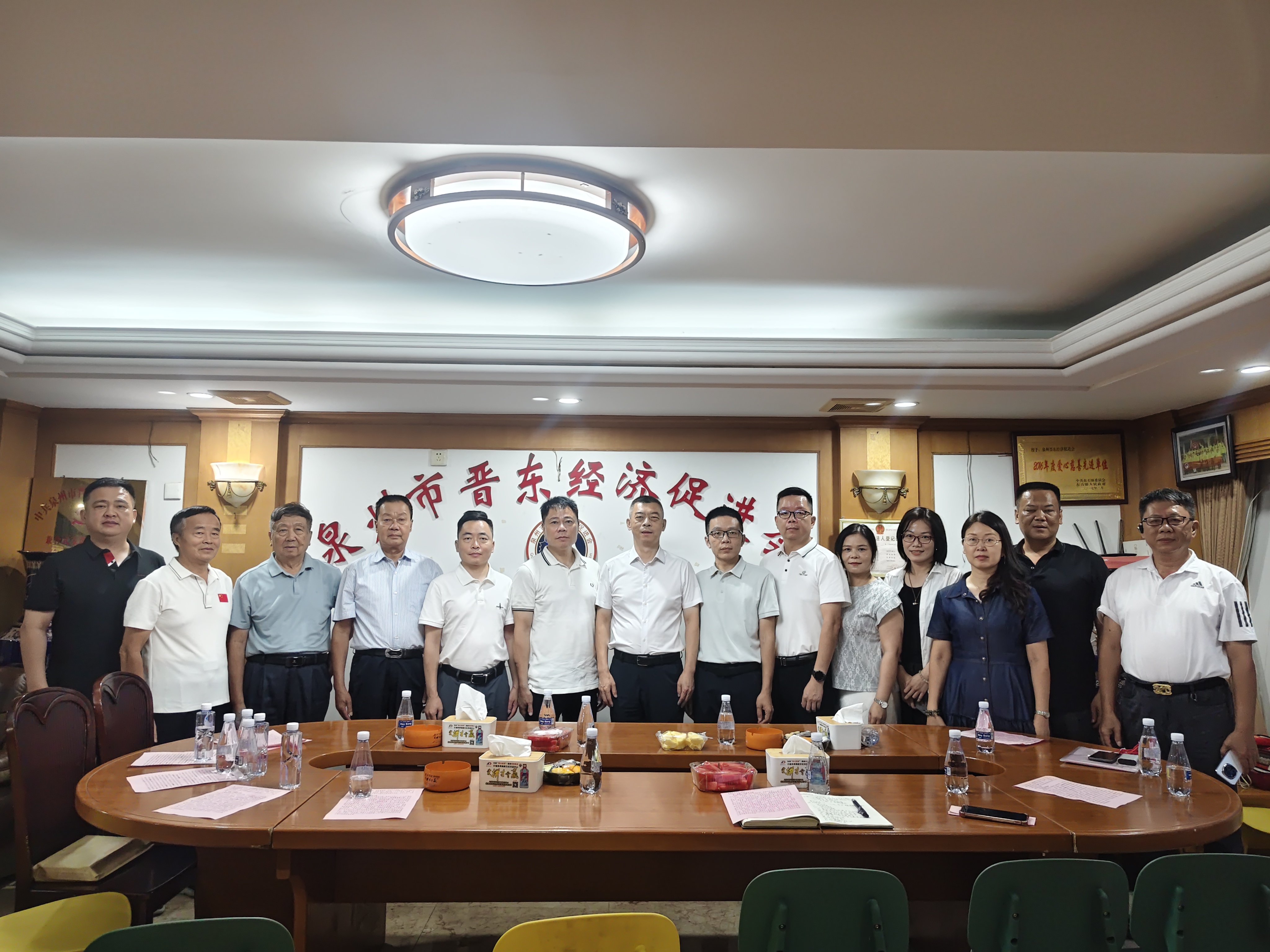《参加泉州晋东经济会活动》
    7月3日下午，晋江市东石镇党委书记李友加、人大主席苏华伟、党委副
