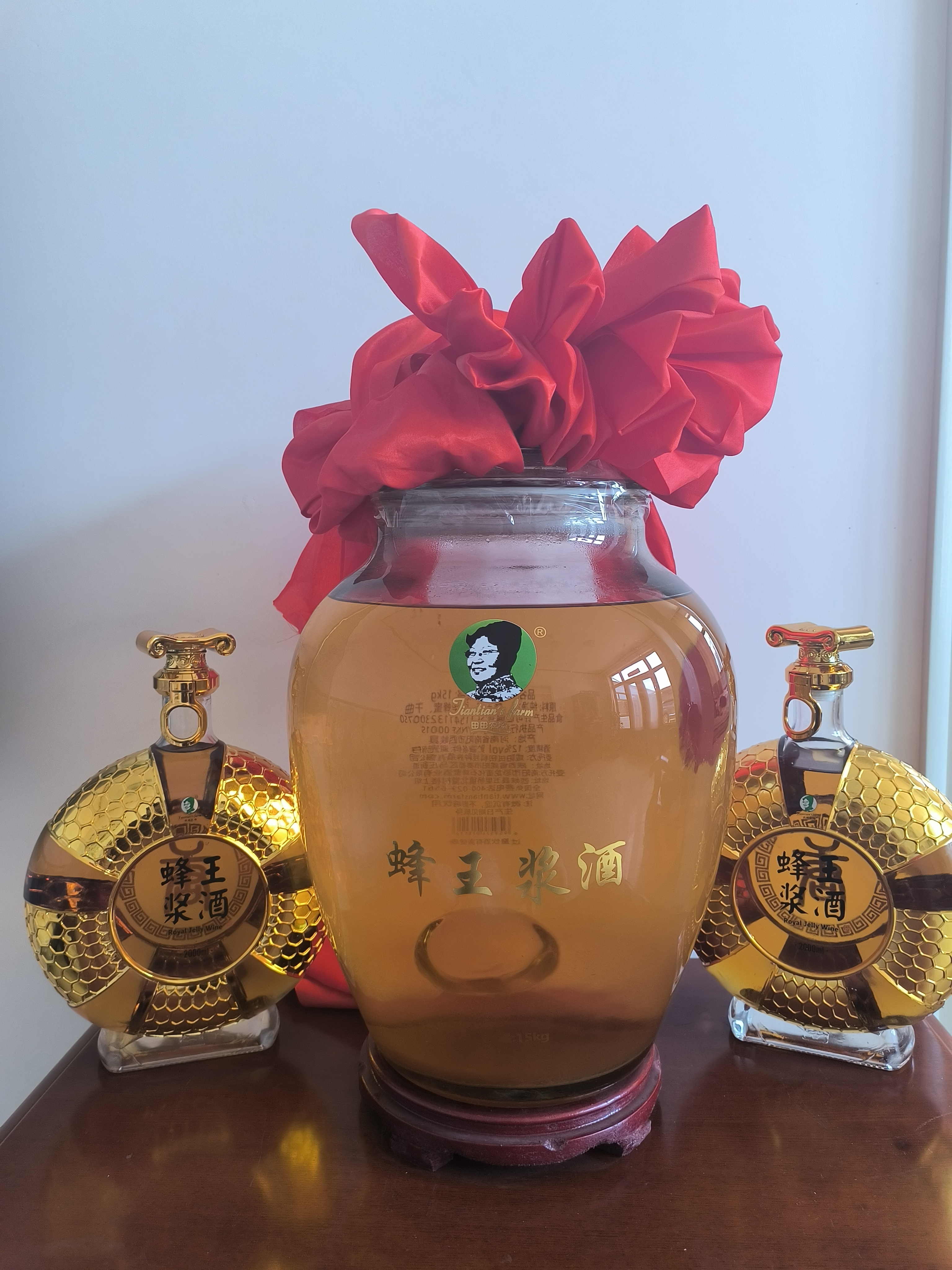 神秘的蜂王浆
你选对了吗？
田田农场的蜂王浆蜜膏
40年品质
假一赔百
蜂王浆加中华蜜低温发酵2年半