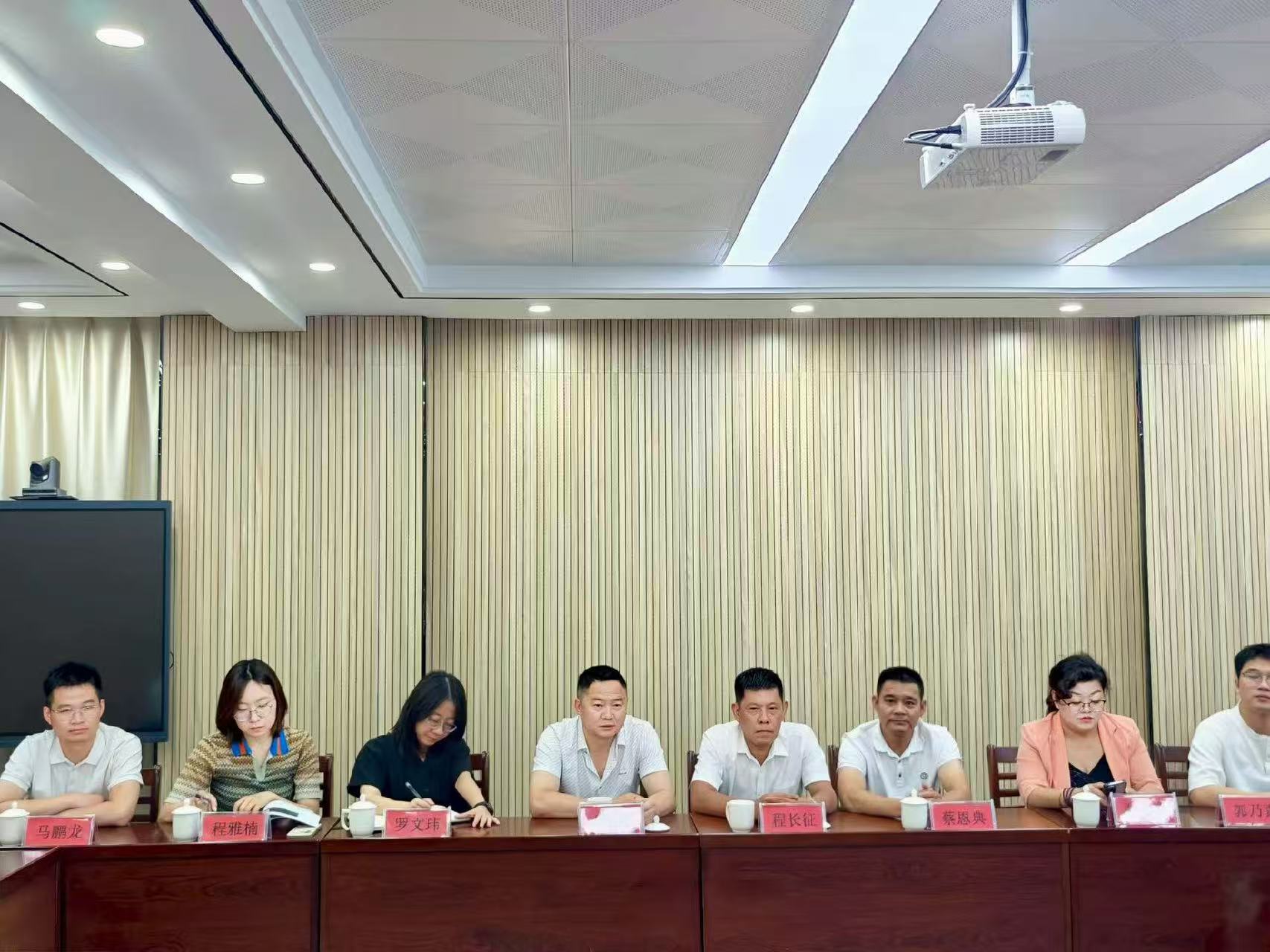 《参观安溪国有农场》
   7月16日，泉州东亮企业厦锦园文化发展有限公司程长征、张文真，蔡恩典陪同