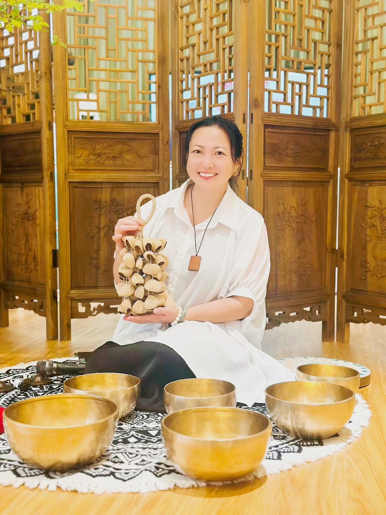 人生本就是单人旅途，与其等别人撑伞，不如自己成为屋檐。
​
我从不把希望寄托在任何人身上，我的底气，