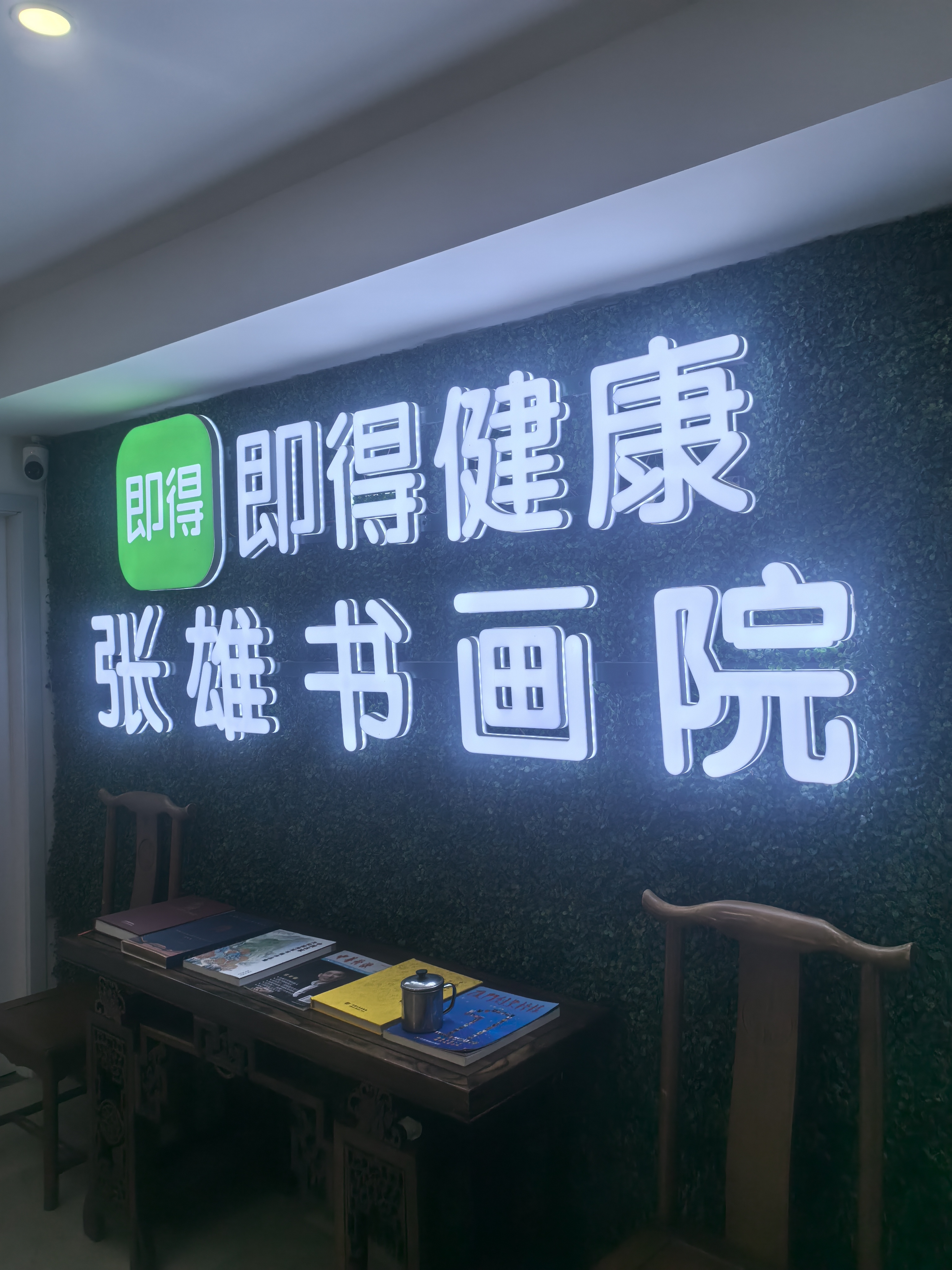 《鹭岛之约——致厦门诗行》
一.蜂王浆酒
当鼓浪屿的琴声浸透晚霞，
蜂王浆酒在瓷杯中漾起金波——
这