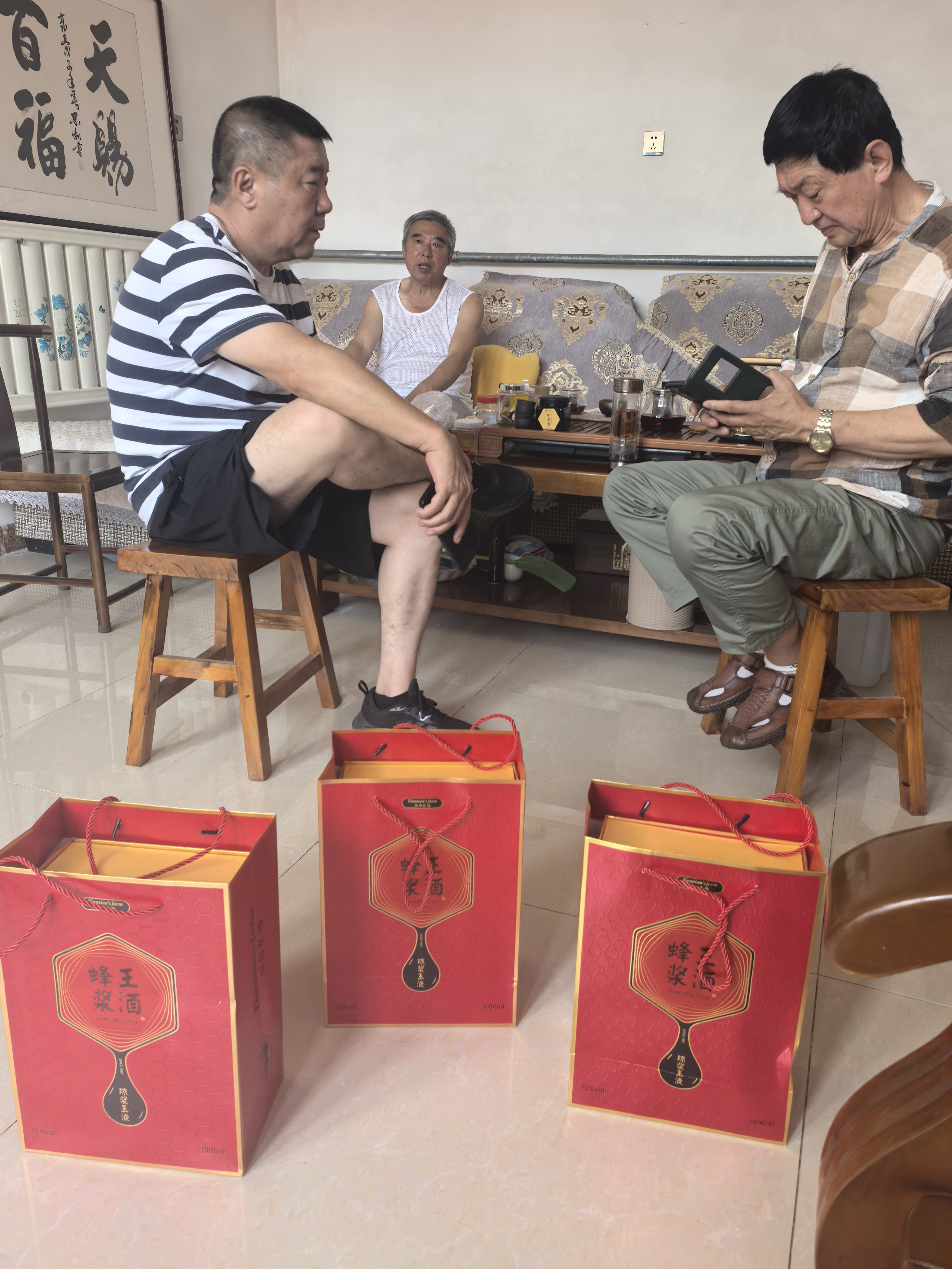 《鹭岛之约——致厦门的诗行》
一.蜂王浆酒
当鼓浪屿的琴声浸透晚霞，
蜂王浆酒在瓷杯中漾起金波——
