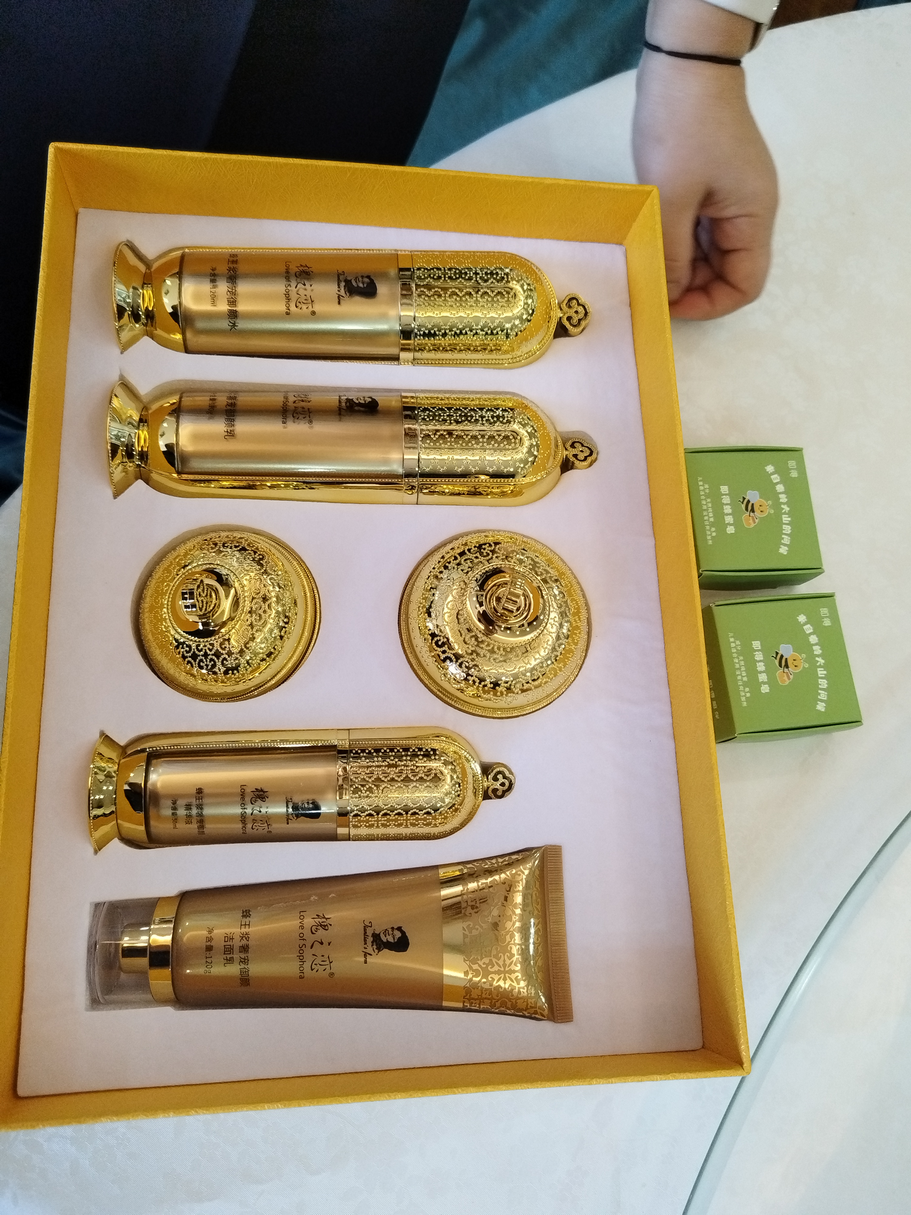 即得出品，顶级化妆品！极奢品哦，美女们要用起来！男神们要买起来送给心爱的女人