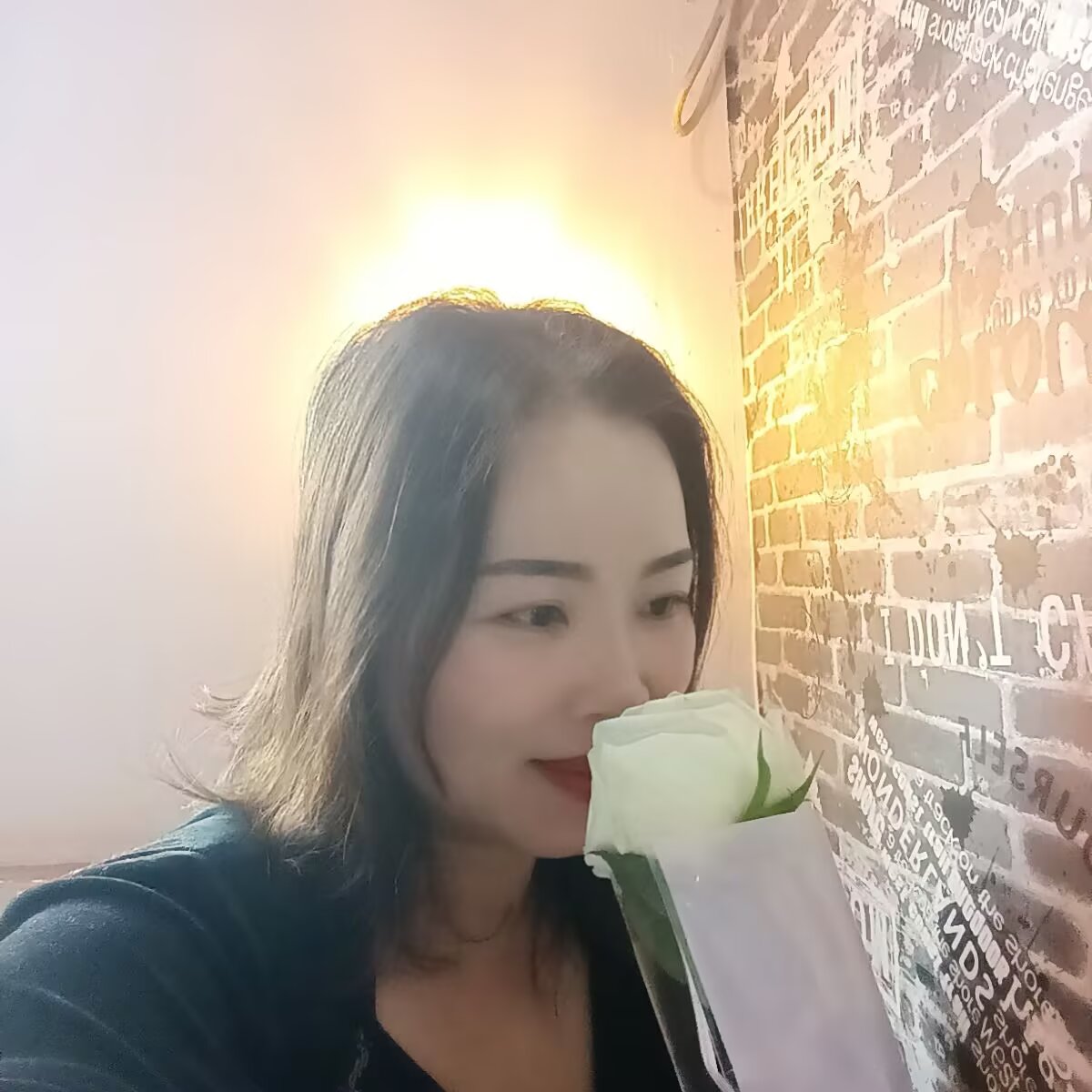 秋天的第一杯奶茶，把烦恼都冲掉，好运悄悄加满糖，幸福的生活甜的心坎里，愿你每天生活乐呵呵，日子越求越