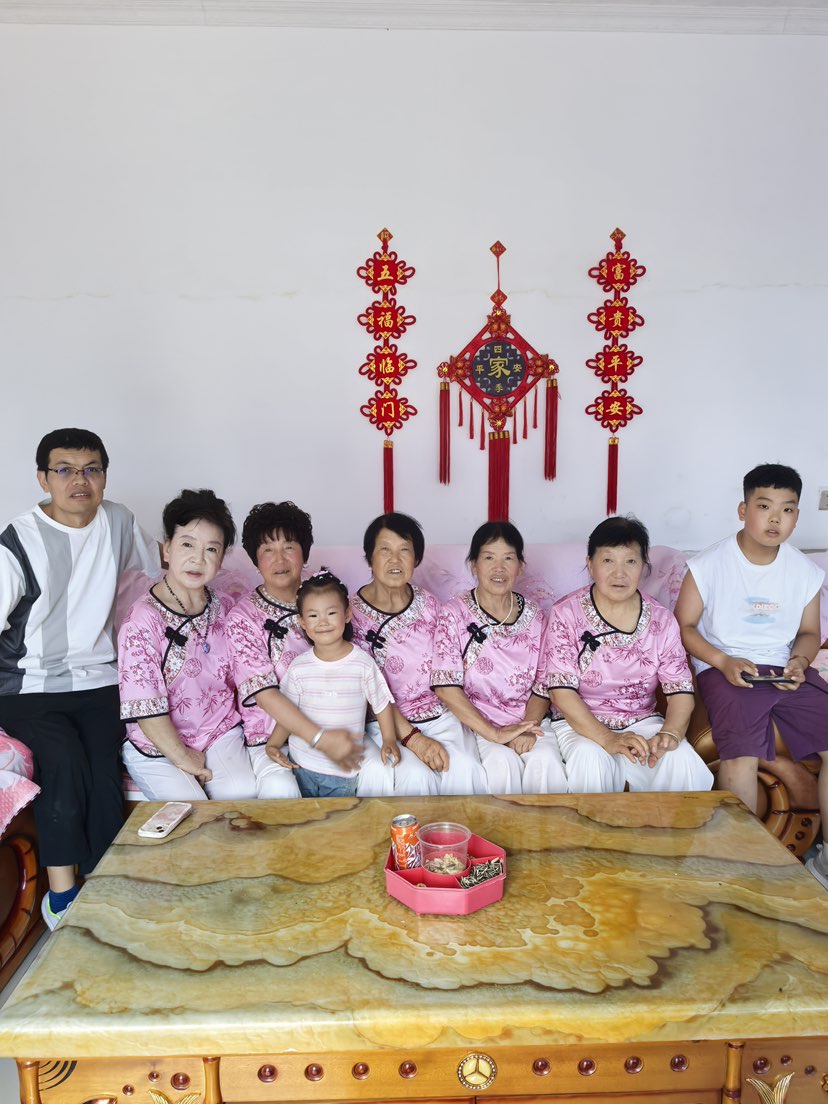 姐妹情深依依相偎