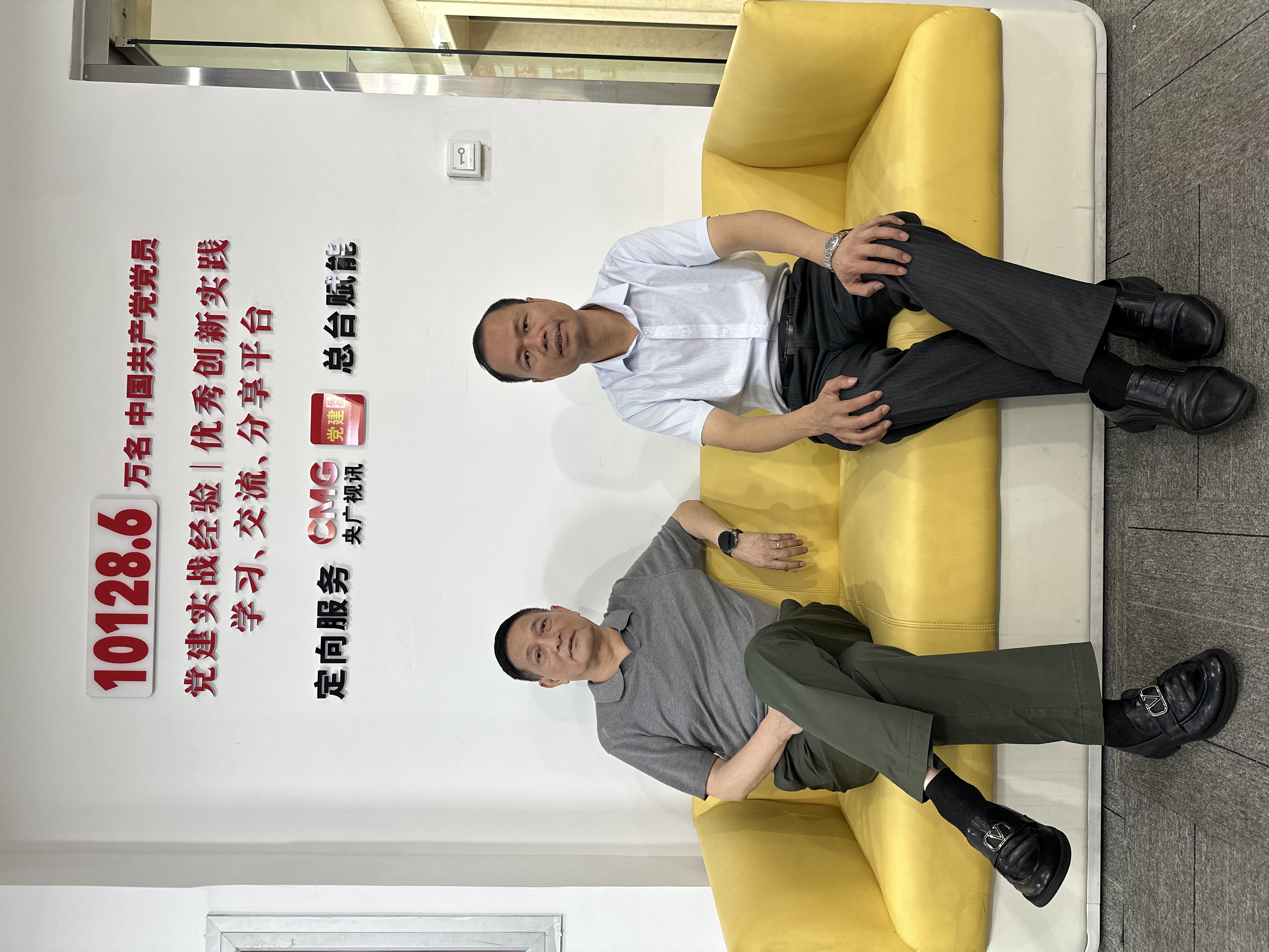 《拜访党建头条》
8月7号，泉州东亮企业郭昱廷，福建省海峡两岸经济发展联合会张文亮北京出差之际拜访了