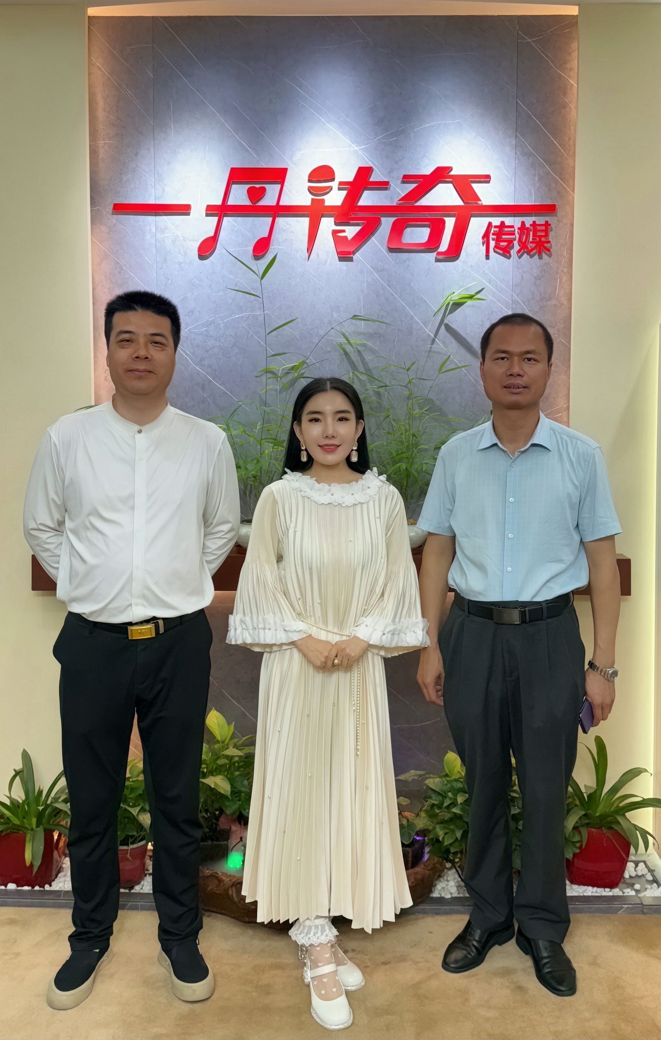 《北京参观张氏传媒公司》
   8月7号，泉州东亮企业郭昱廷，福建省海峡两岸经济发展联合会张文亮北京